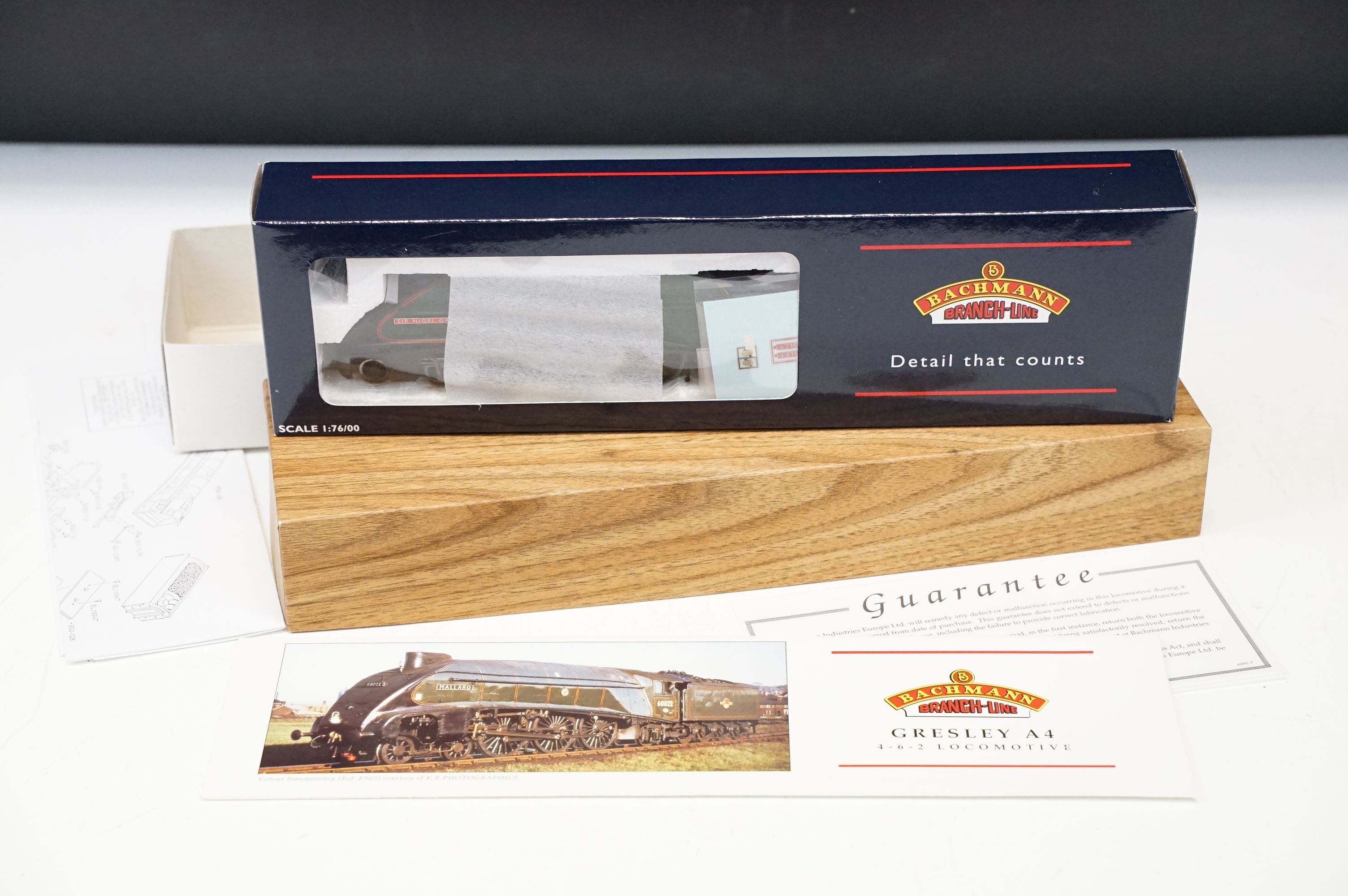 Boxed Special Ltd Edn Bachmann OO gauge Class A4 No 60007 Sir Nigel Gresley locomotive, with outer