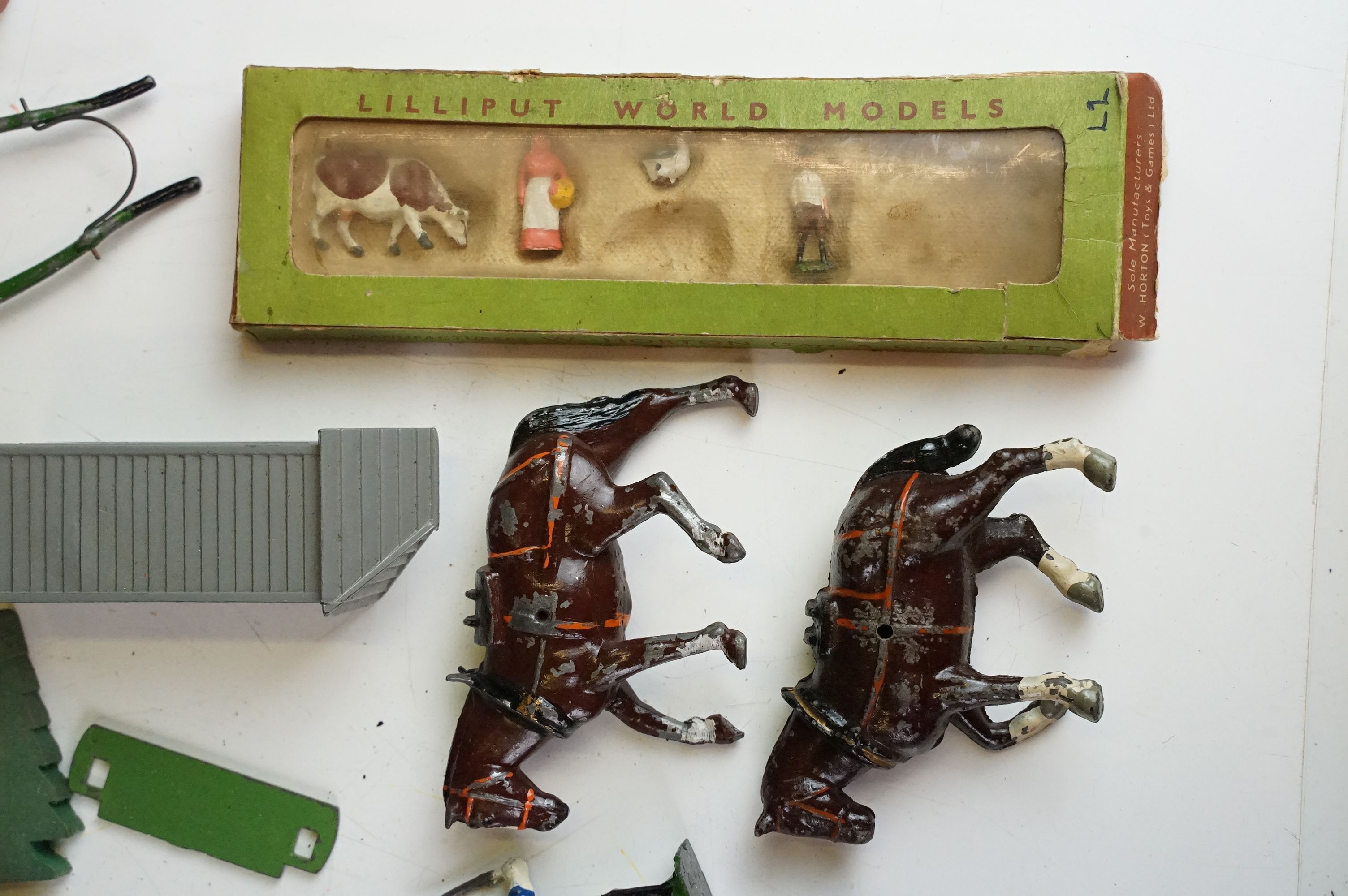 Quantity of various early-mid 20th C metal figures and accessories to include boxed Britains - Image 2 of 8