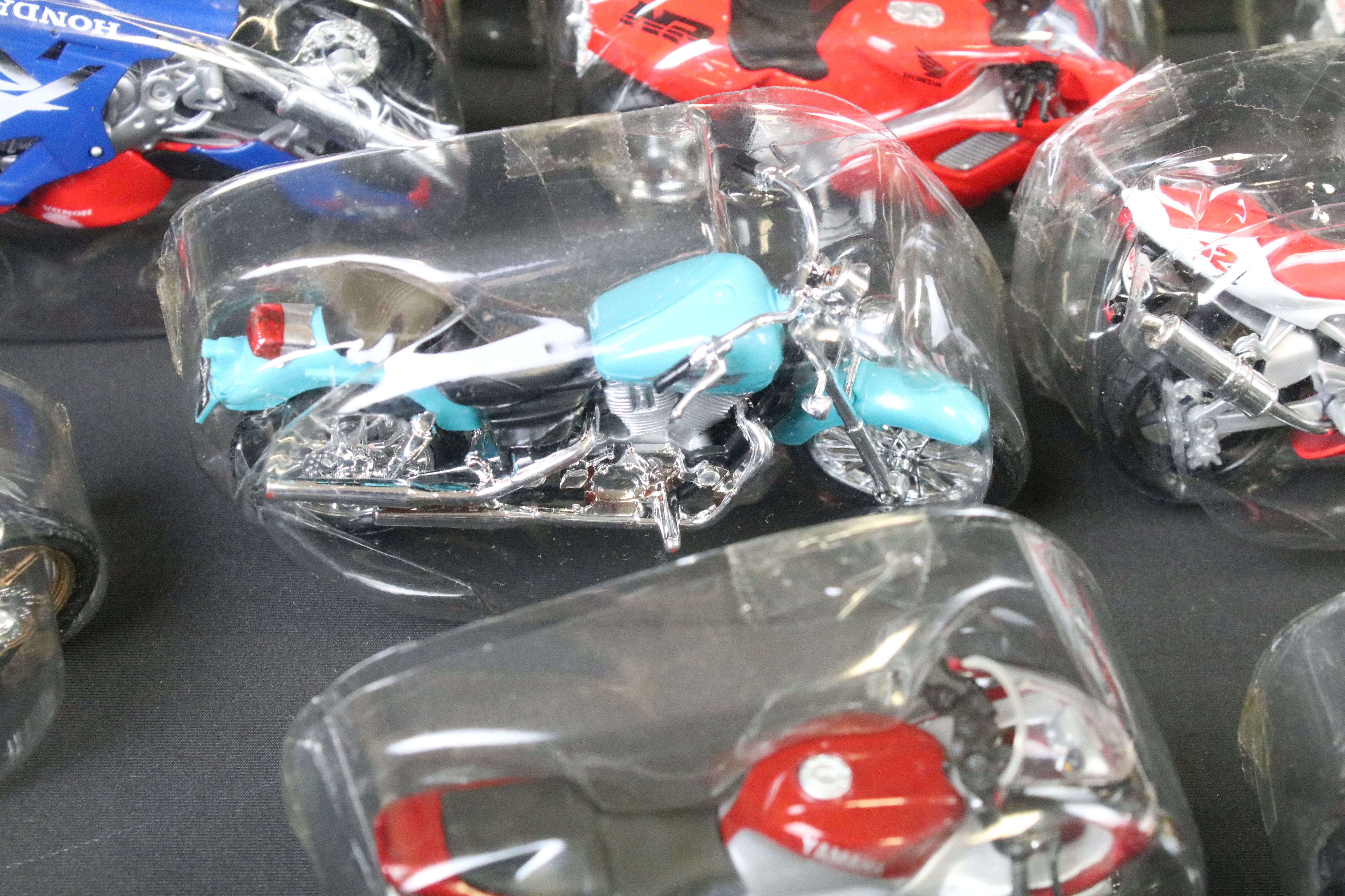 28 Maisto diecast motorbike models, all with plastic packaging and bases, ex - Image 6 of 12