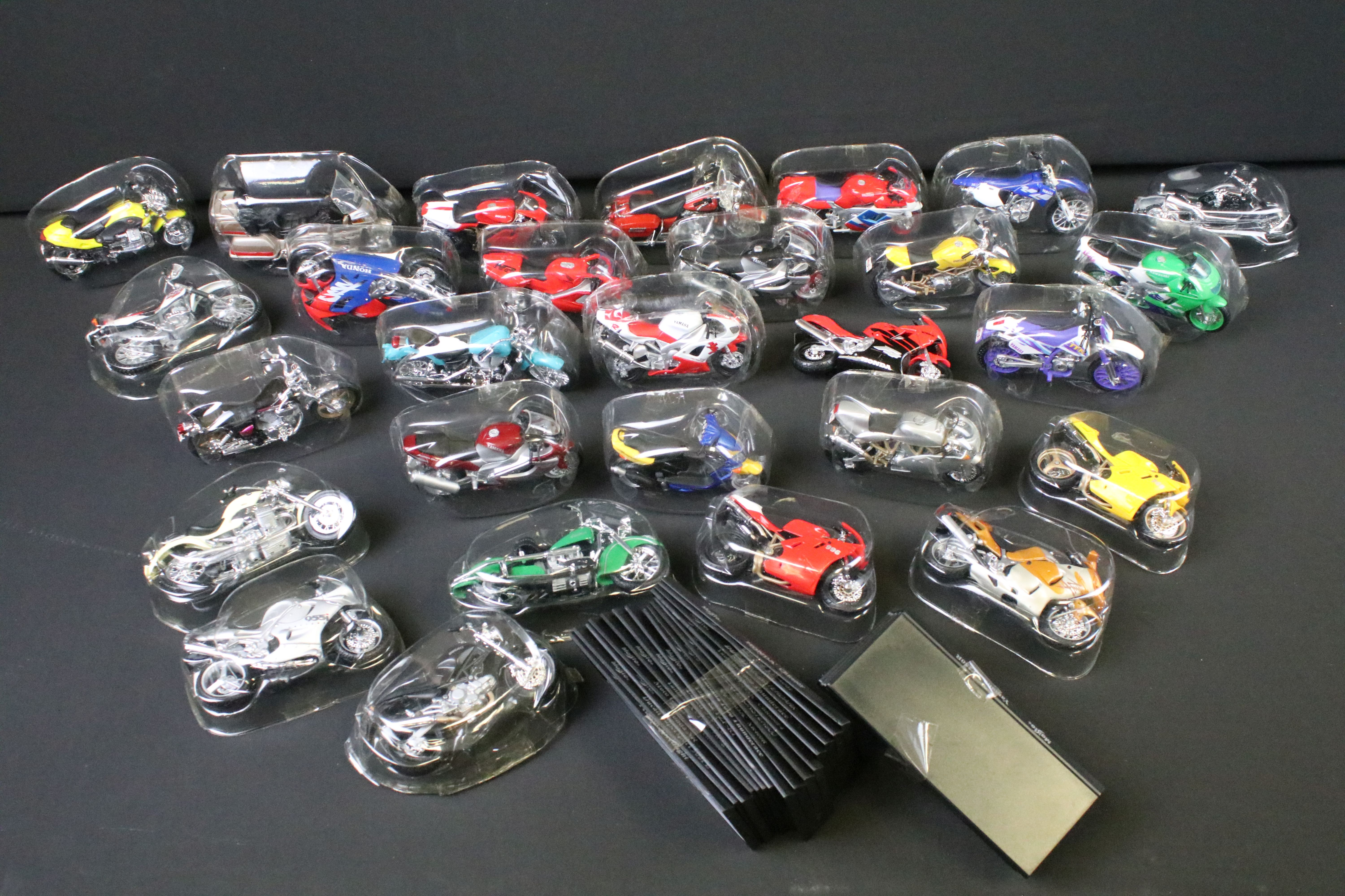 28 Maisto diecast motorbike models, all with plastic packaging and bases, ex