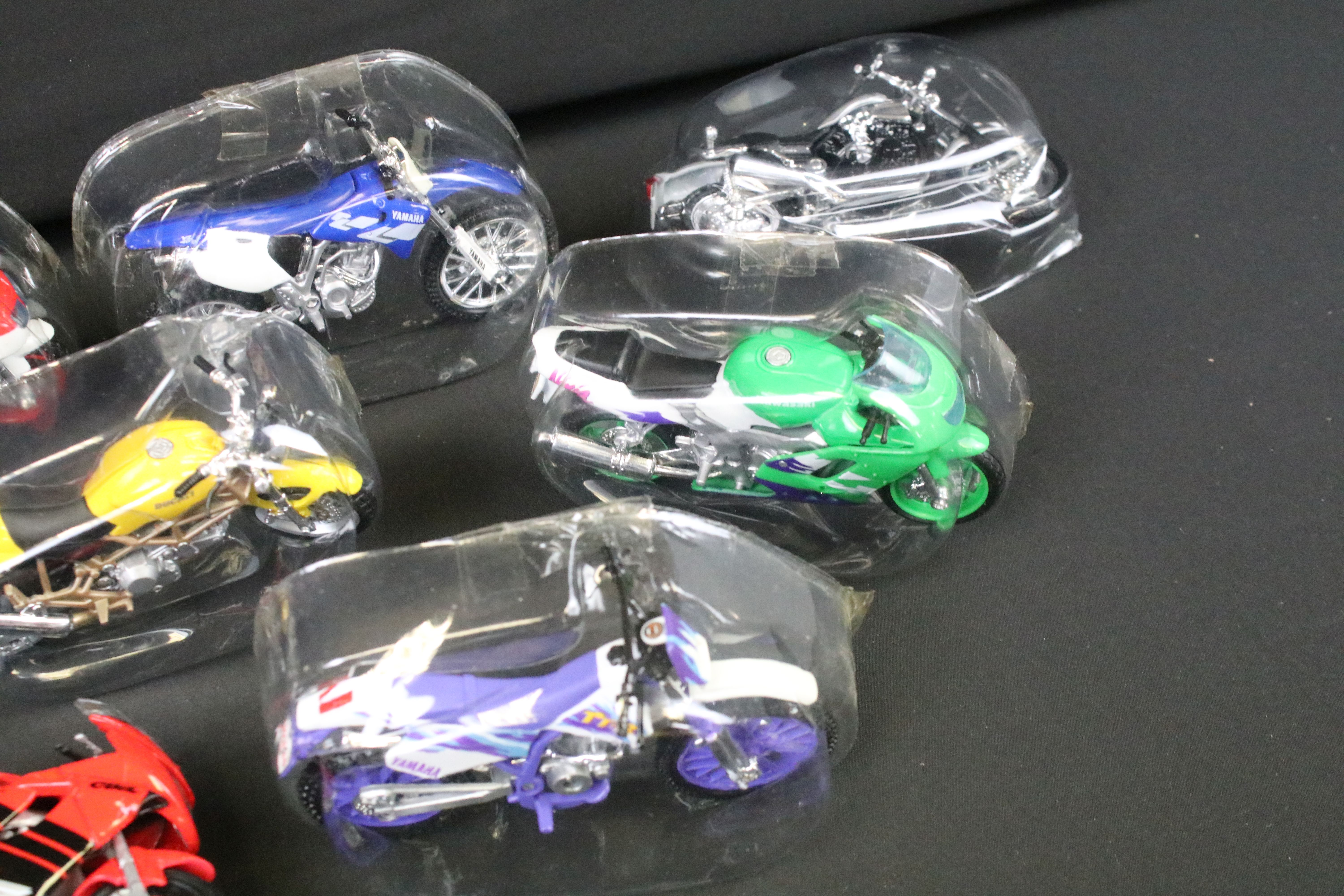 28 Maisto diecast motorbike models, all with plastic packaging and bases, ex - Image 12 of 12