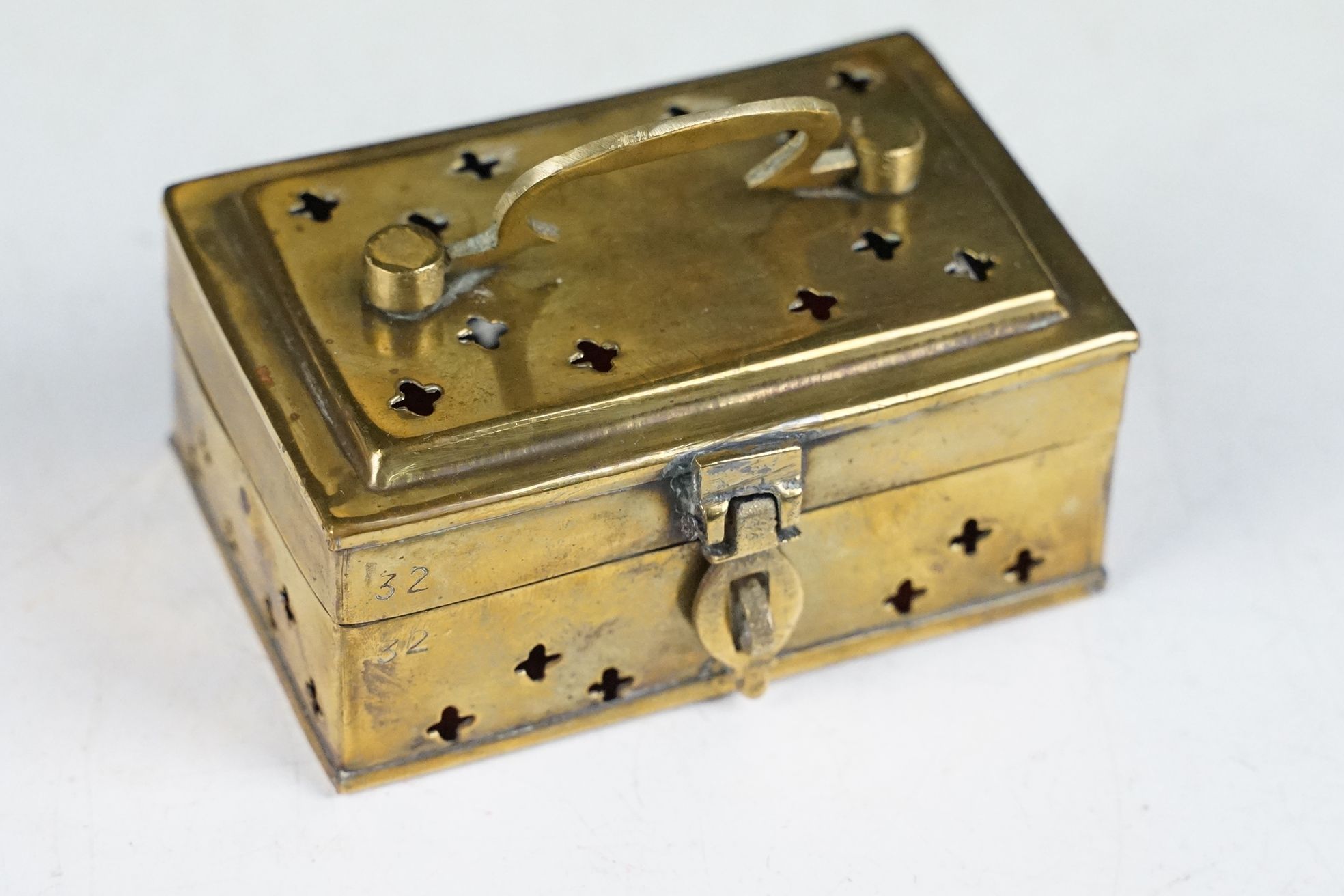 A small group of mixed metal ware to include brass boxes and locks in the form of animals - Image 4 of 5