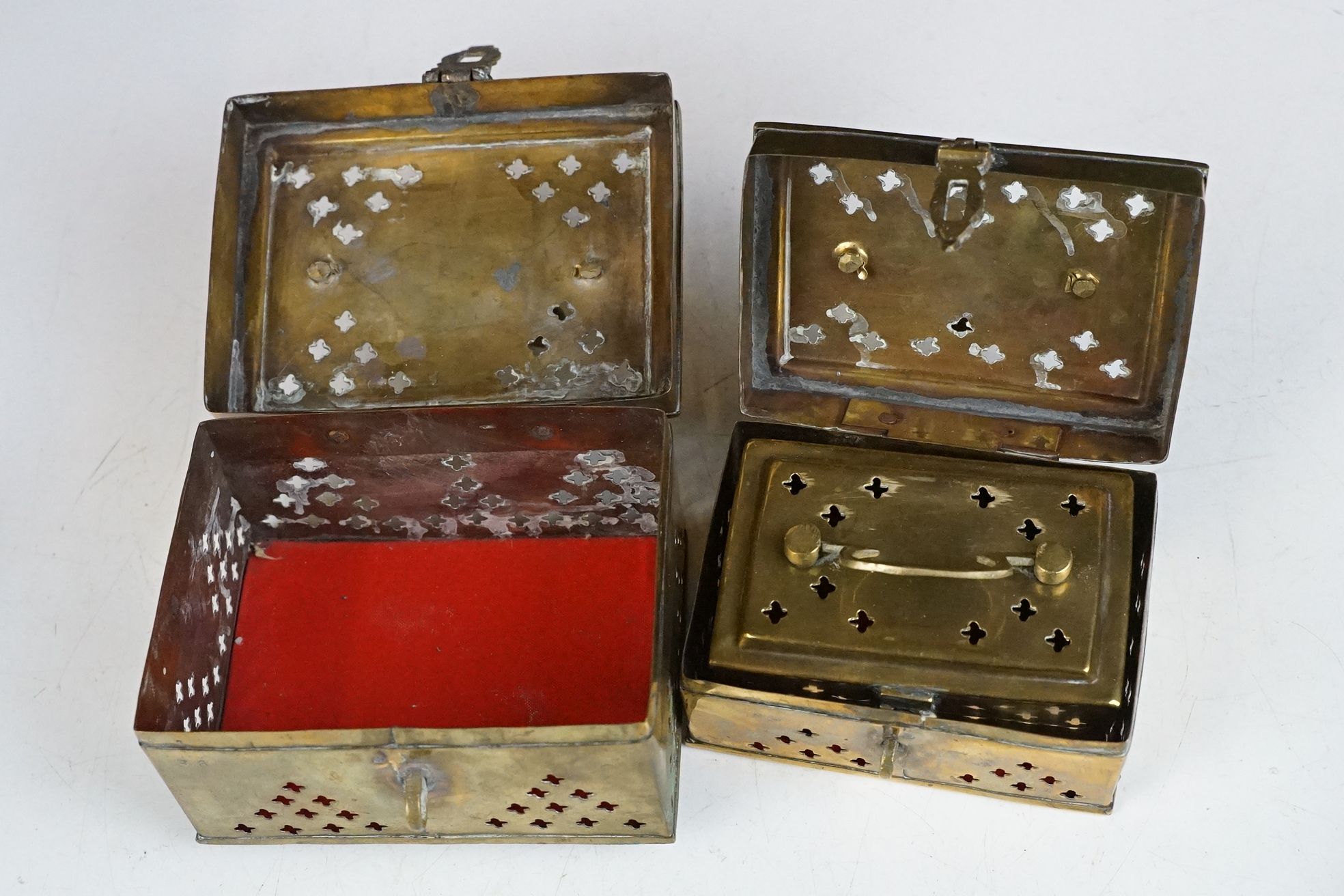 A small group of mixed metal ware to include brass boxes and locks in the form of animals - Image 5 of 5