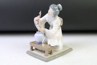 Lladro porcelain figurine of a Geisha girl arranging flowers, no 4840, approx 19cm tall