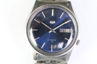 A Seiko 5 automatic gents wristwatch with dark blue dial, baton markers, day & date function to 3