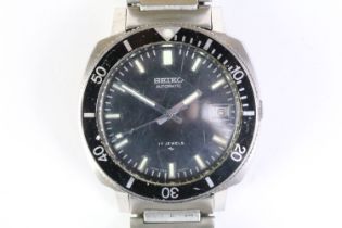 A vintage gents Seiko automatic 17 jewel sports watch with black rotating bezel and date function to