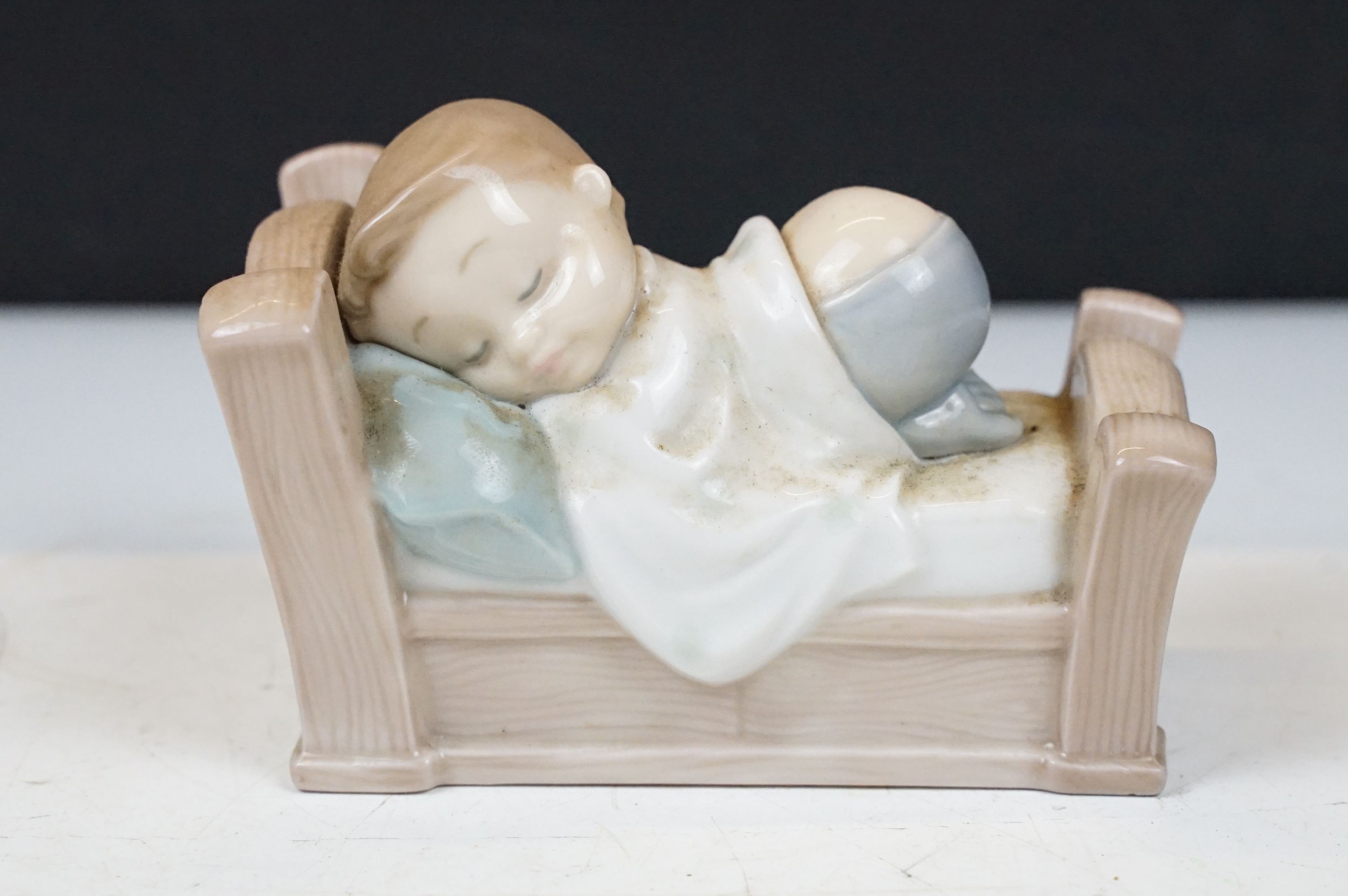 Collection of porcelain figures to include Lladro (6791 Taking a Snooze, 8121 Whispering Breeze, - Image 5 of 10