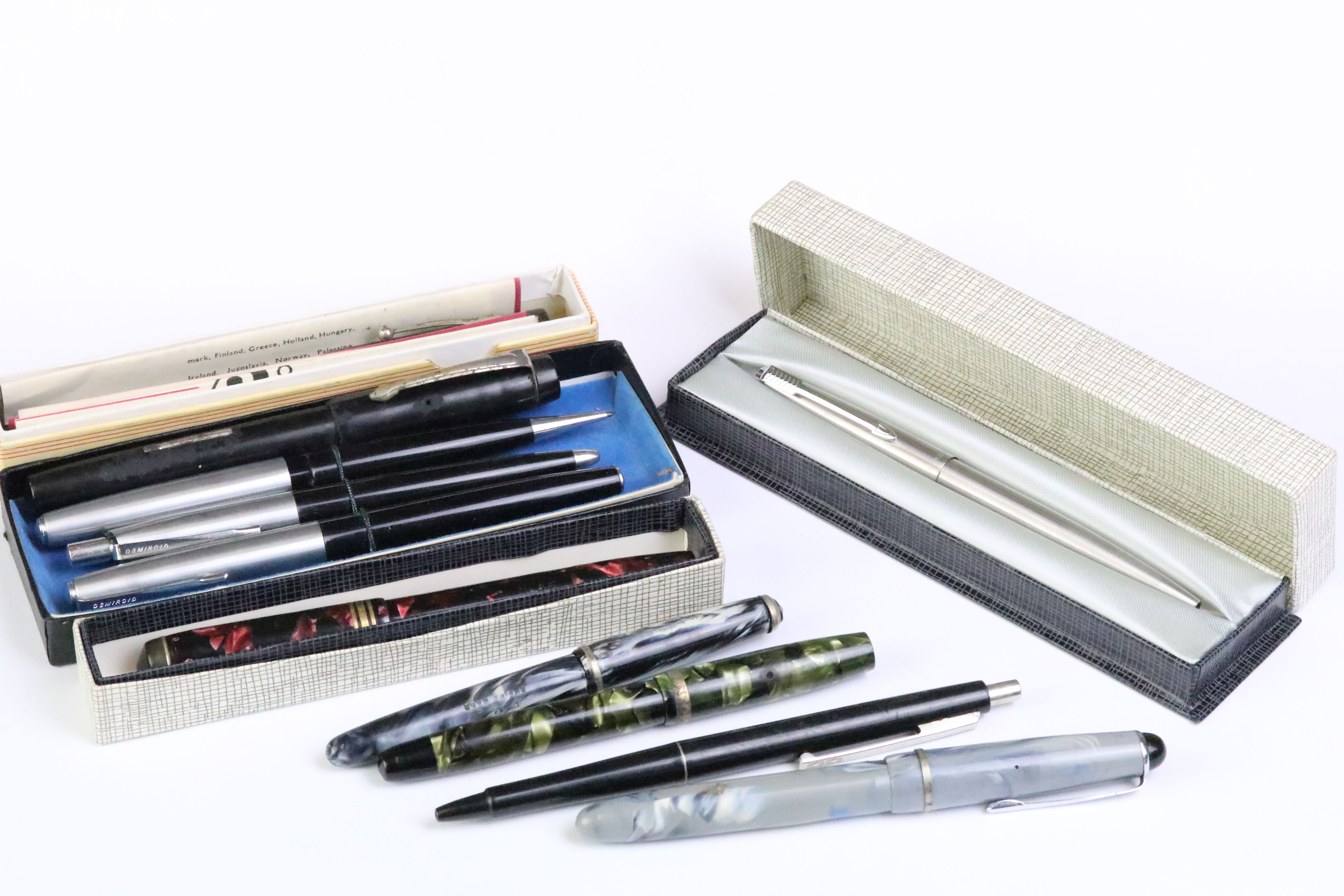 A collection of vintage fountain pens, ballpoint pens and pencils to include Parker examples.