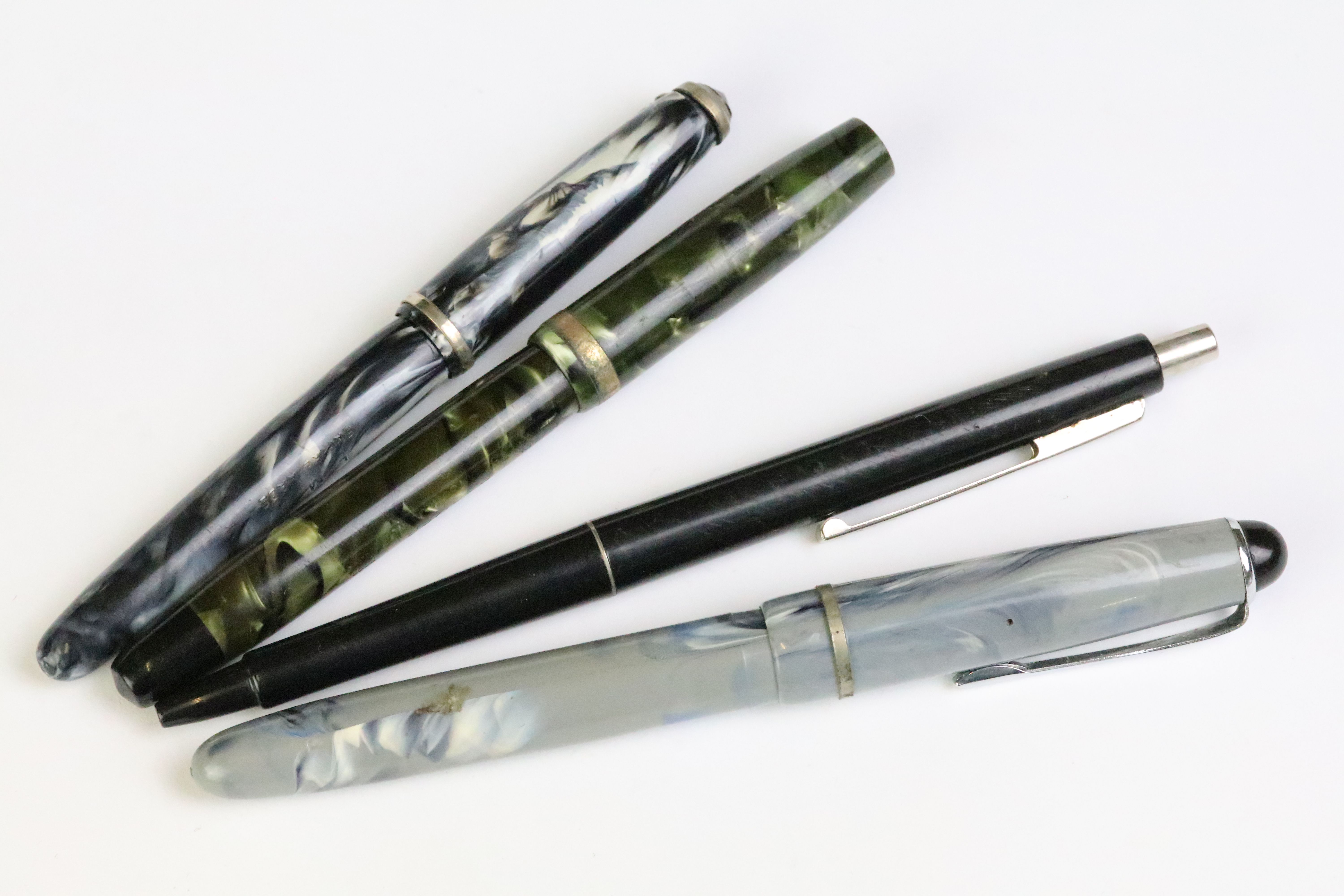 A collection of vintage fountain pens, ballpoint pens and pencils to include Parker examples. - Image 2 of 8