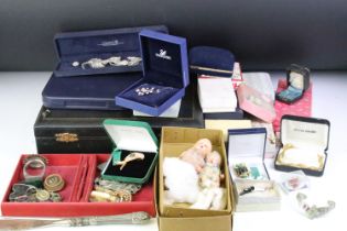 A group of mixed collectables to include vintage jewellery boxes, costume jewellery, razor blades,