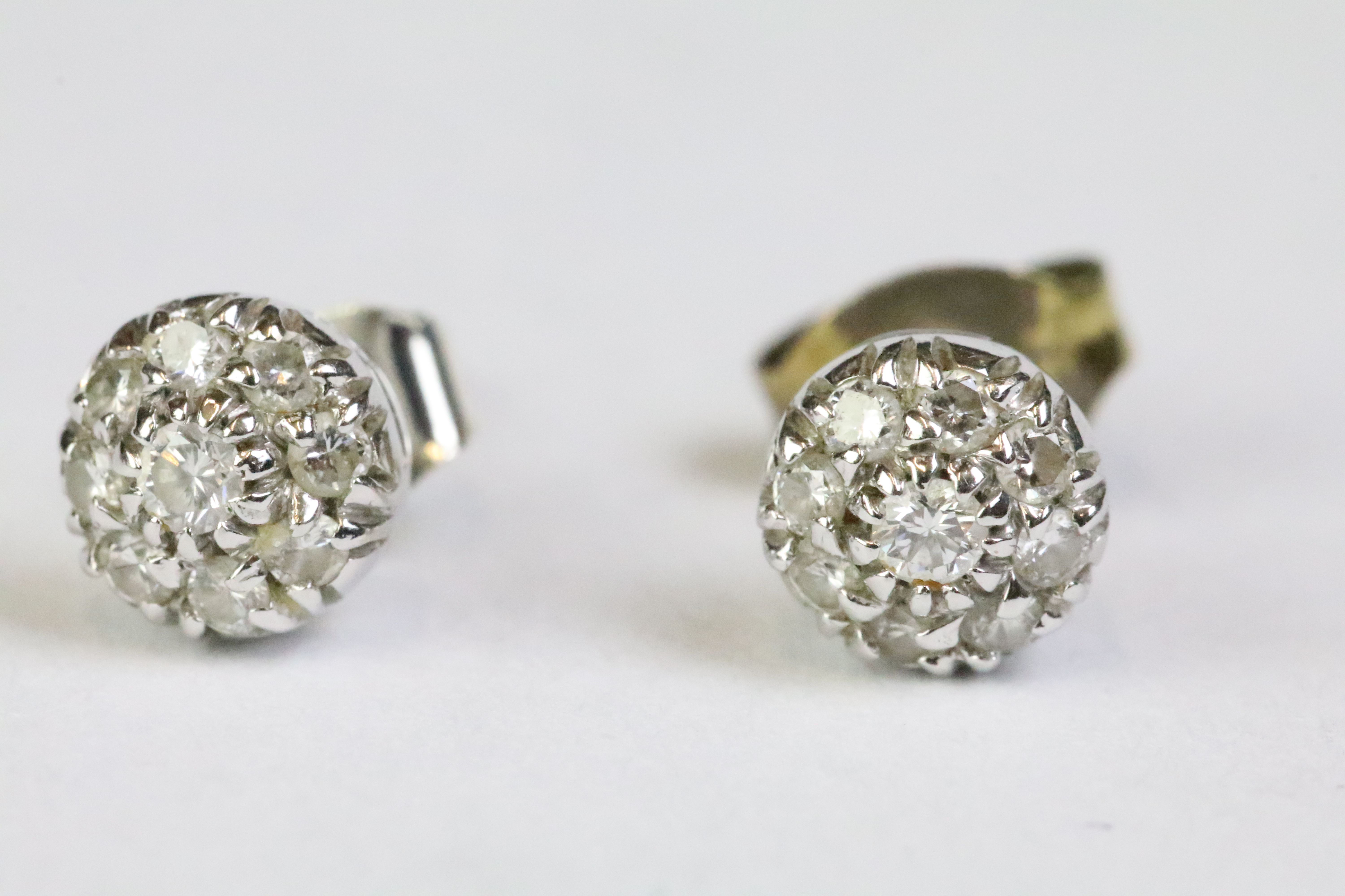 Pair of 14ct white gold diamond stud earrings - Image 3 of 4
