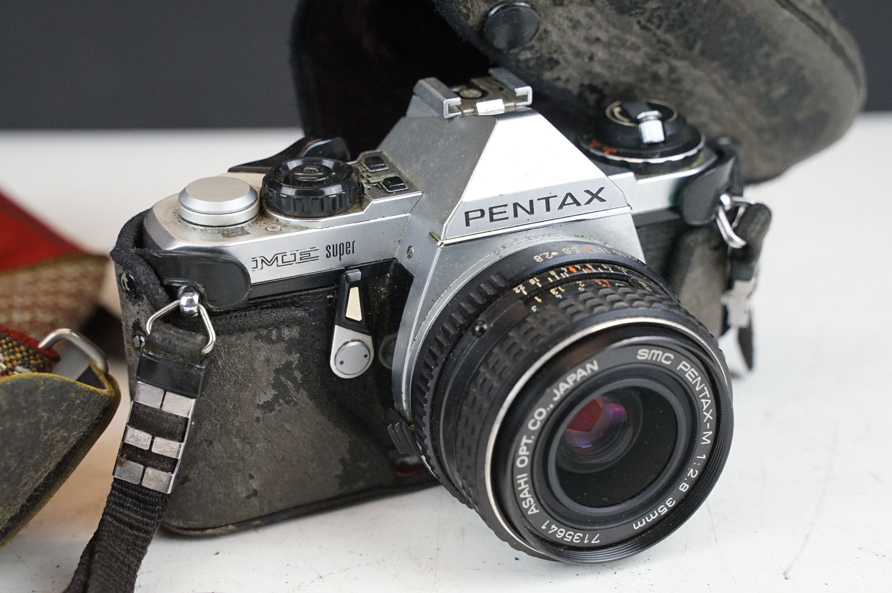 A collection of cameras and lenses to include Pentax ME Super, Pentax Asahi K1000, Pentax ME - Image 11 of 14