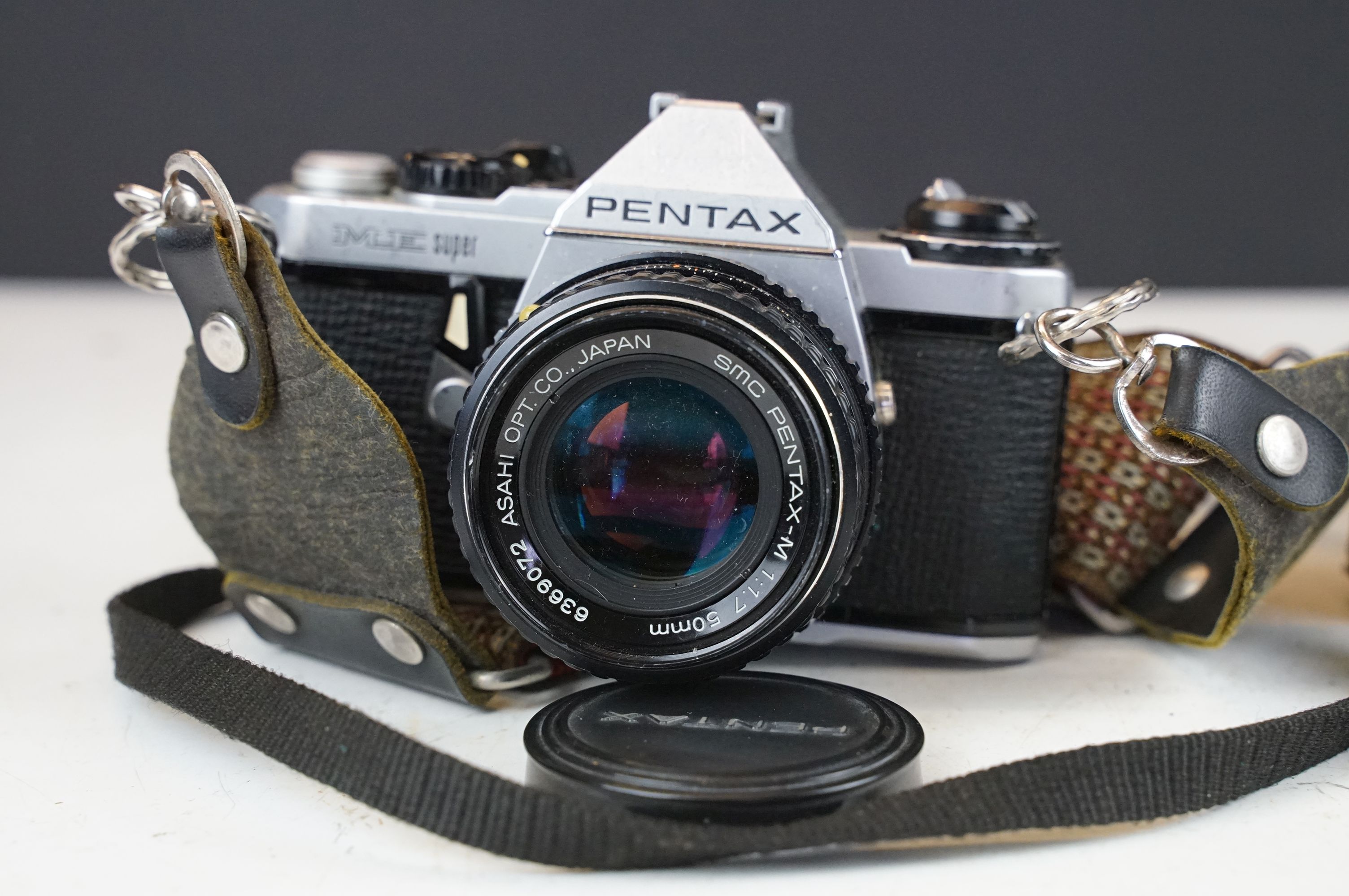 A collection of cameras and lenses to include Pentax ME Super, Pentax Asahi K1000, Pentax ME - Image 13 of 14