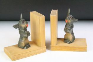 Pair of Wooden Bookends in the form of Books and Carved Dogs, 13.5cm high