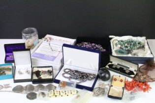 A collection of vintage and contemporary jewellery to include silver and gold examples including