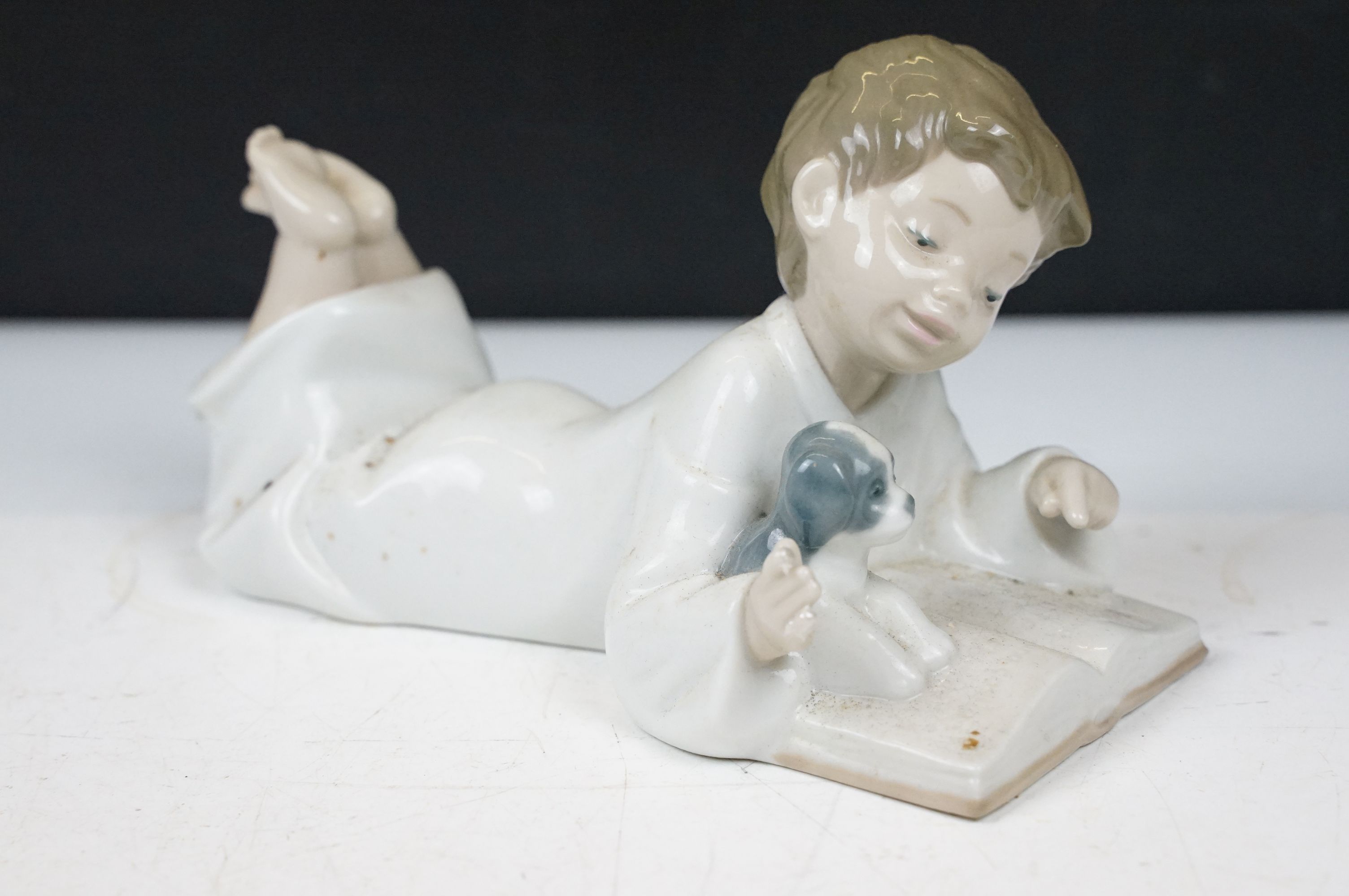 Collection of porcelain figures to include Lladro (6791 Taking a Snooze, 8121 Whispering Breeze, - Image 6 of 10