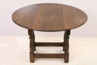 20th century oak drop leaf occasional coffee table on turned supports, 47cm high x 69cm wide x