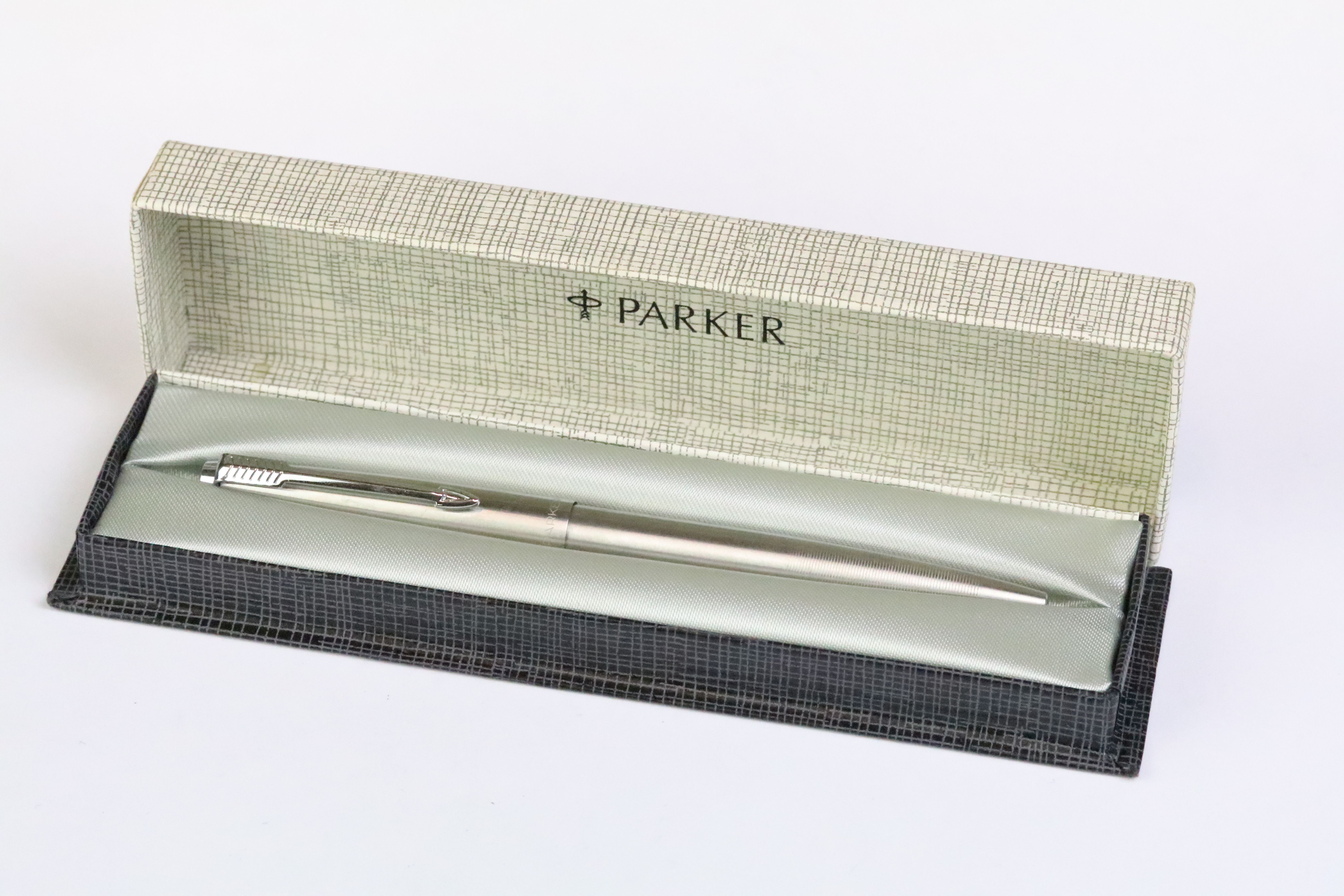 A collection of vintage fountain pens, ballpoint pens and pencils to include Parker examples. - Image 6 of 8