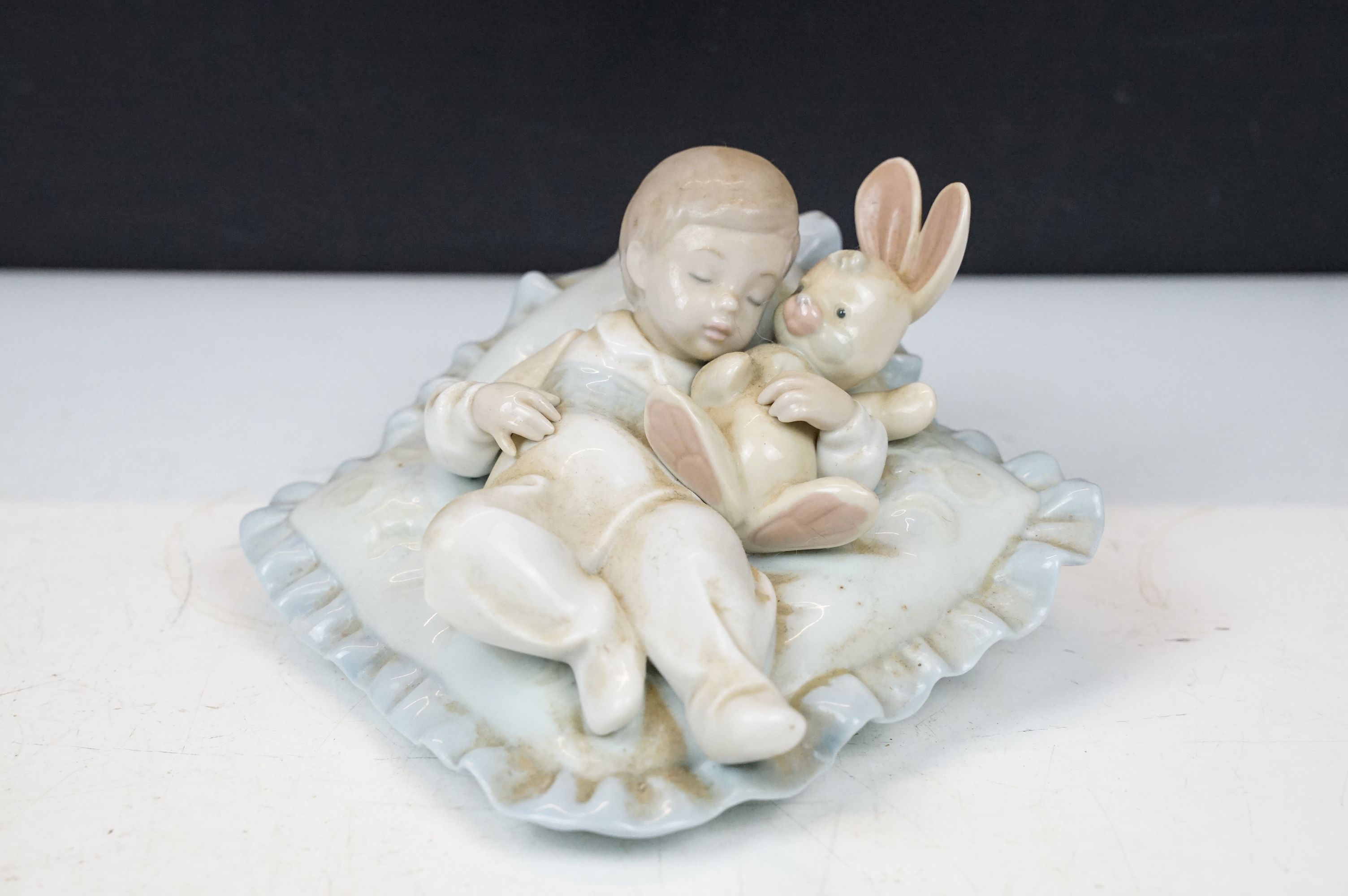 Collection of porcelain figures to include Lladro (6791 Taking a Snooze, 8121 Whispering Breeze, - Image 4 of 10