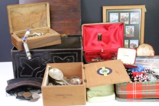 A group of mixed collectables to include costume jewellery, wristwatches, coins...etc..