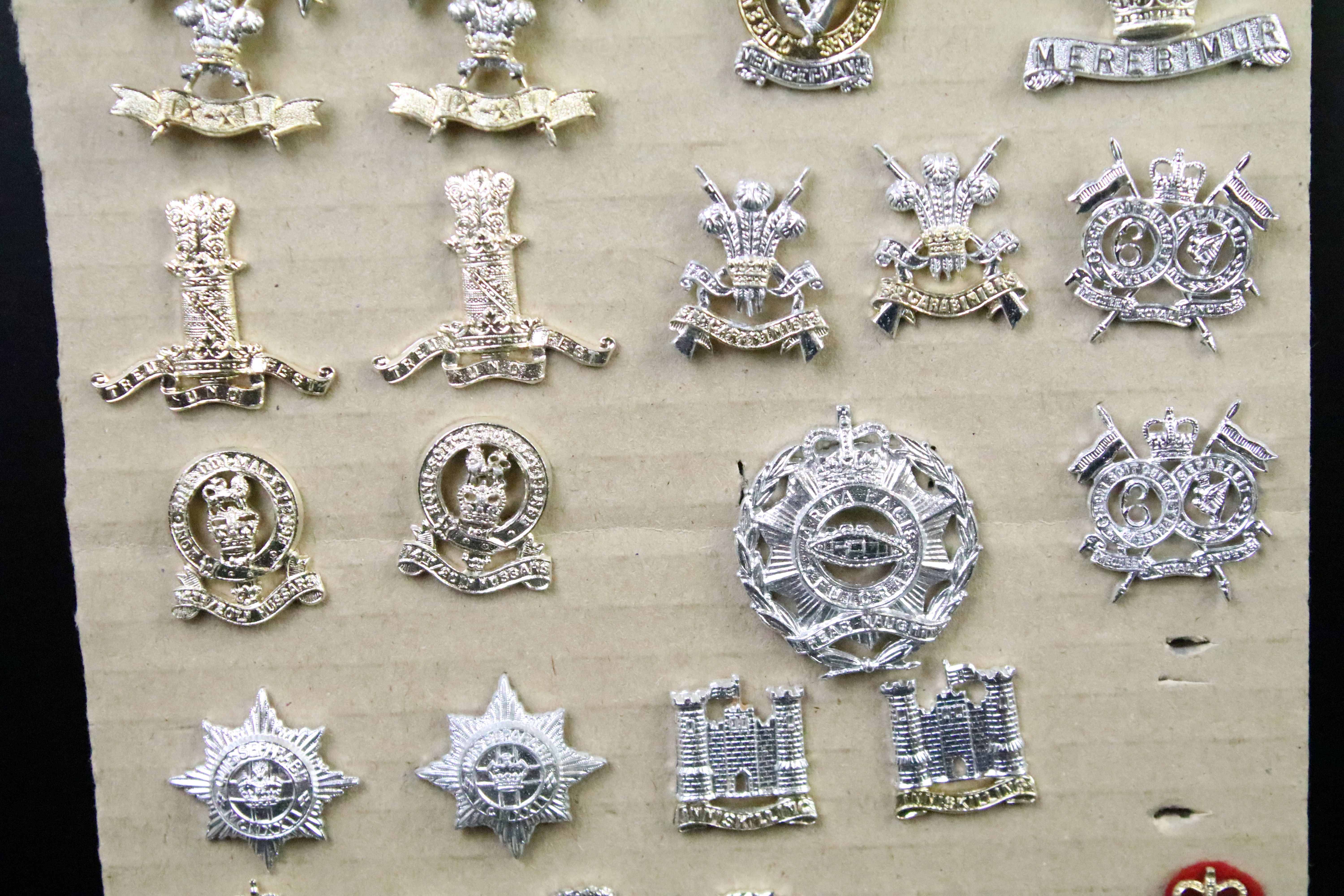 A collection of British military regimental cap and collar badges to include the Lincolnshire - Image 7 of 15