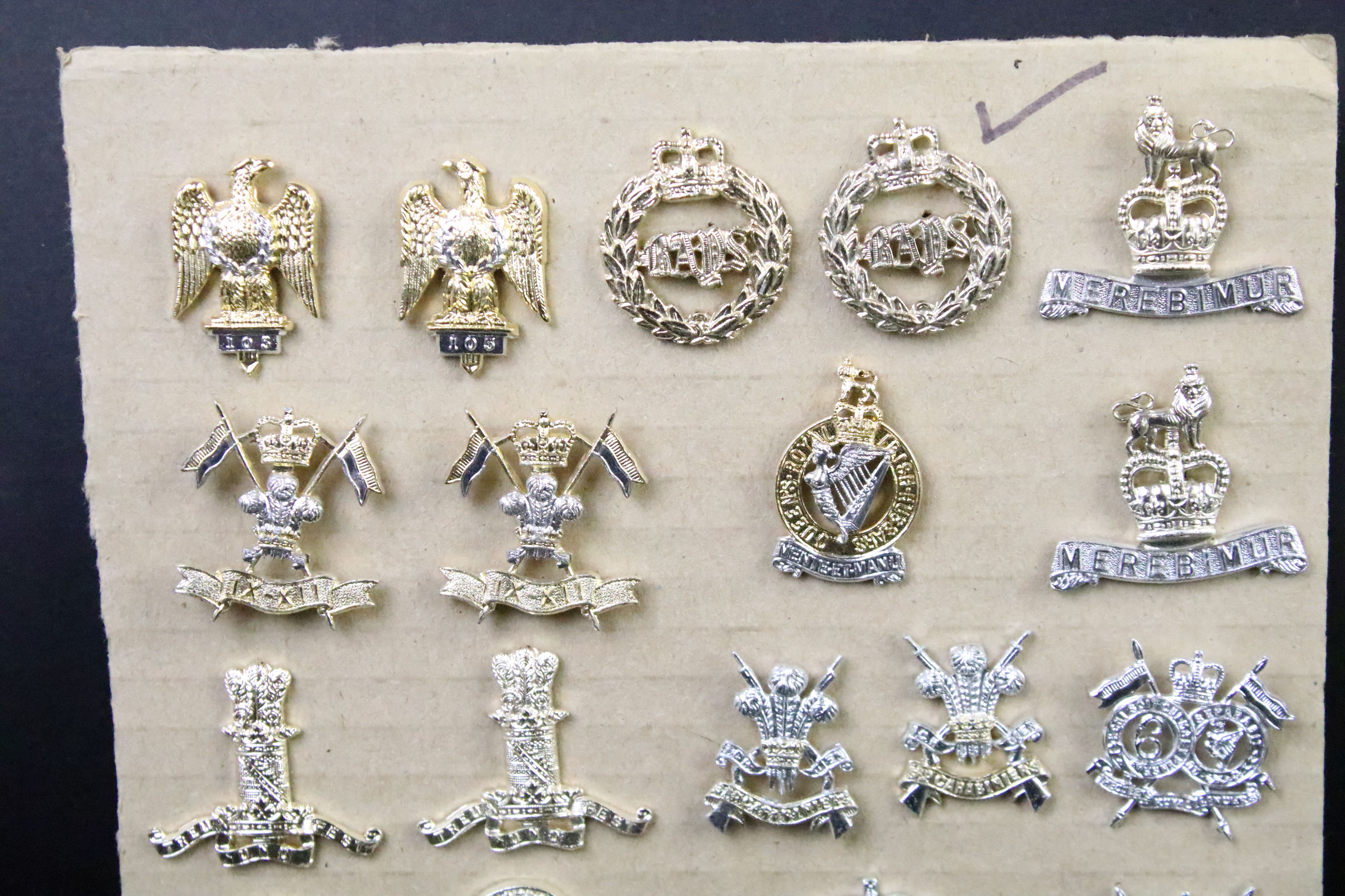 A collection of British military regimental cap and collar badges to include the Lincolnshire - Image 6 of 15