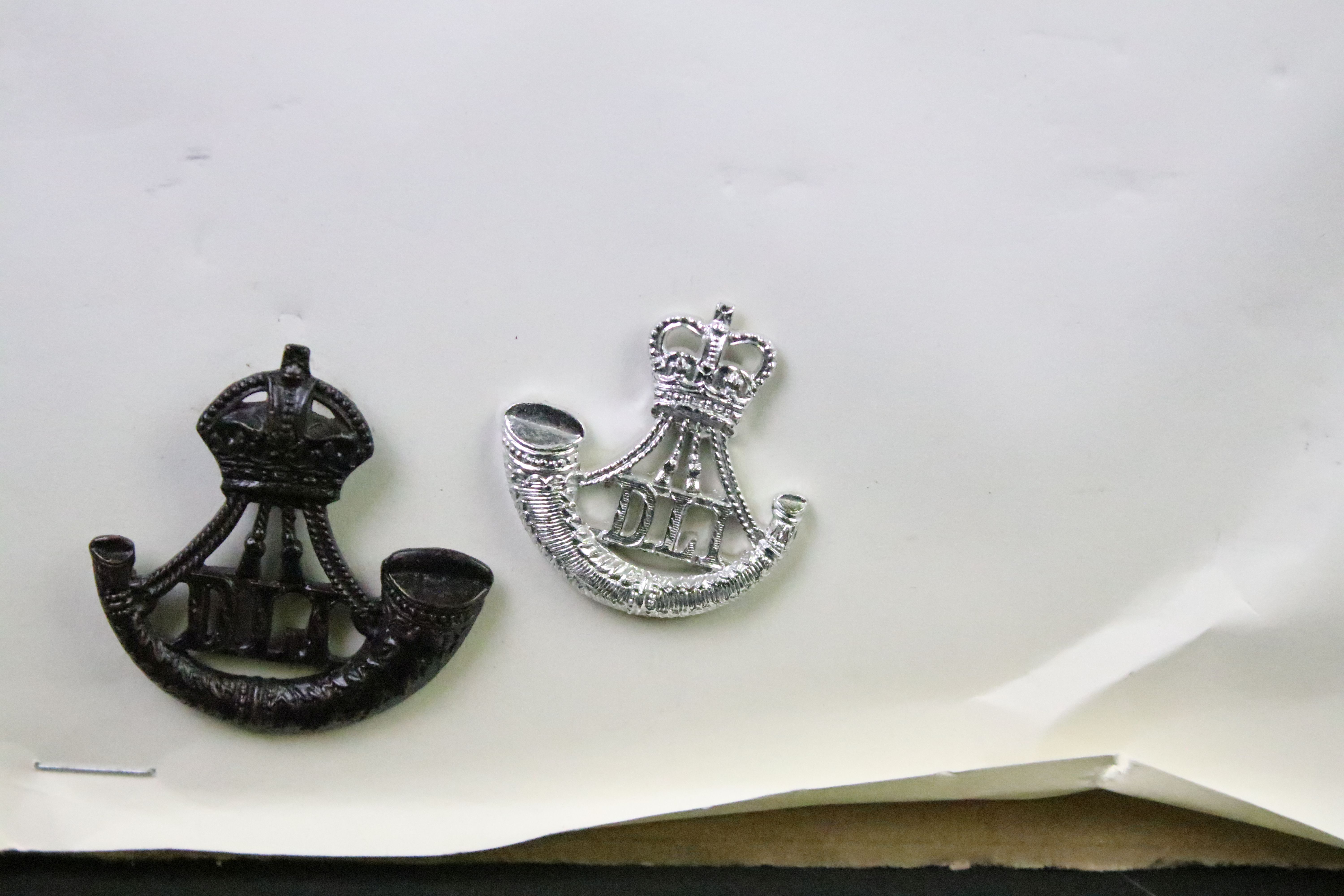 A collection of British military regimental cap and collar badges to include the Lincolnshire - Image 12 of 15