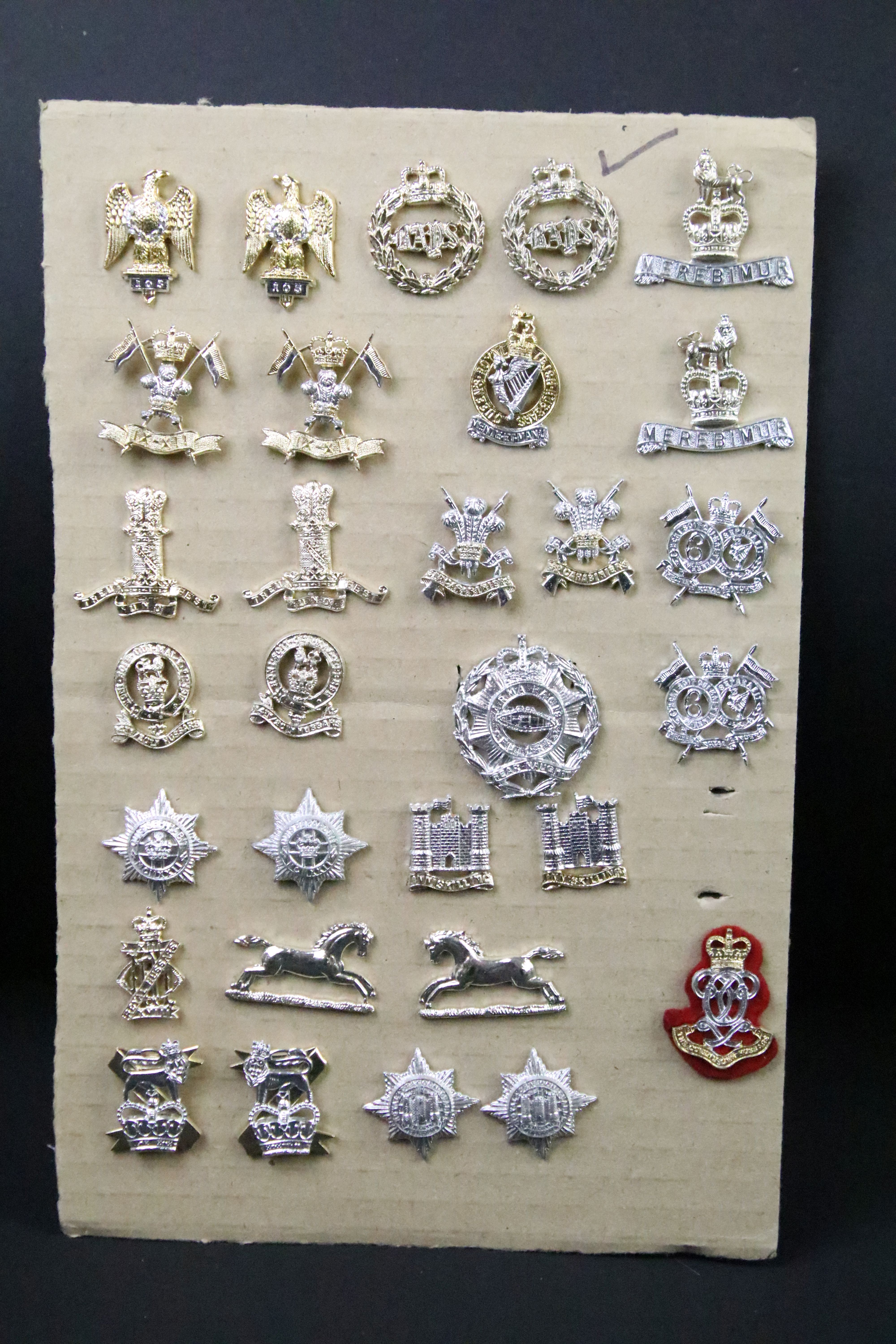 A collection of British military regimental cap and collar badges to include the Lincolnshire - Image 5 of 15