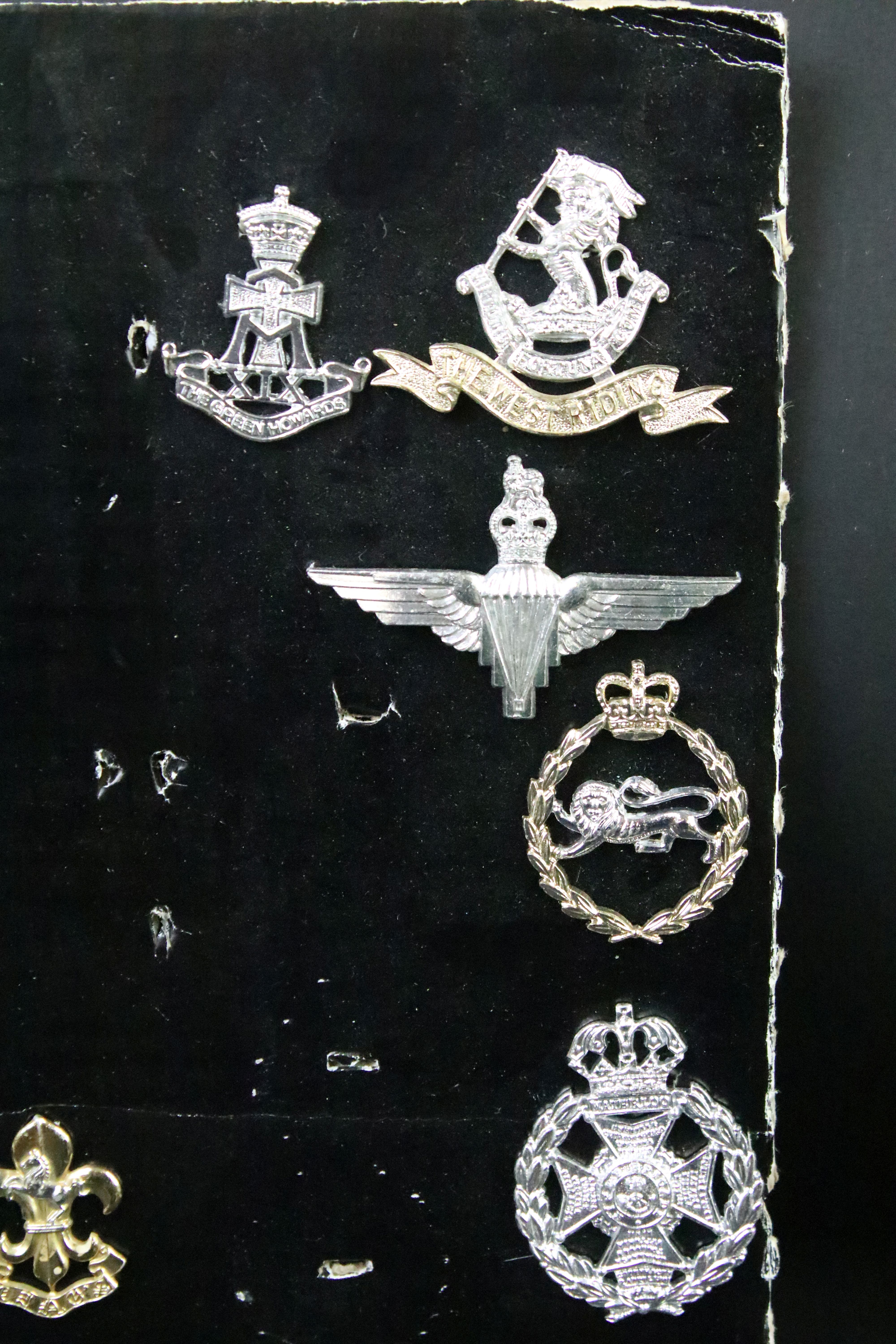 A collection of British military regimental cap and collar badges to include the Lincolnshire - Image 14 of 15