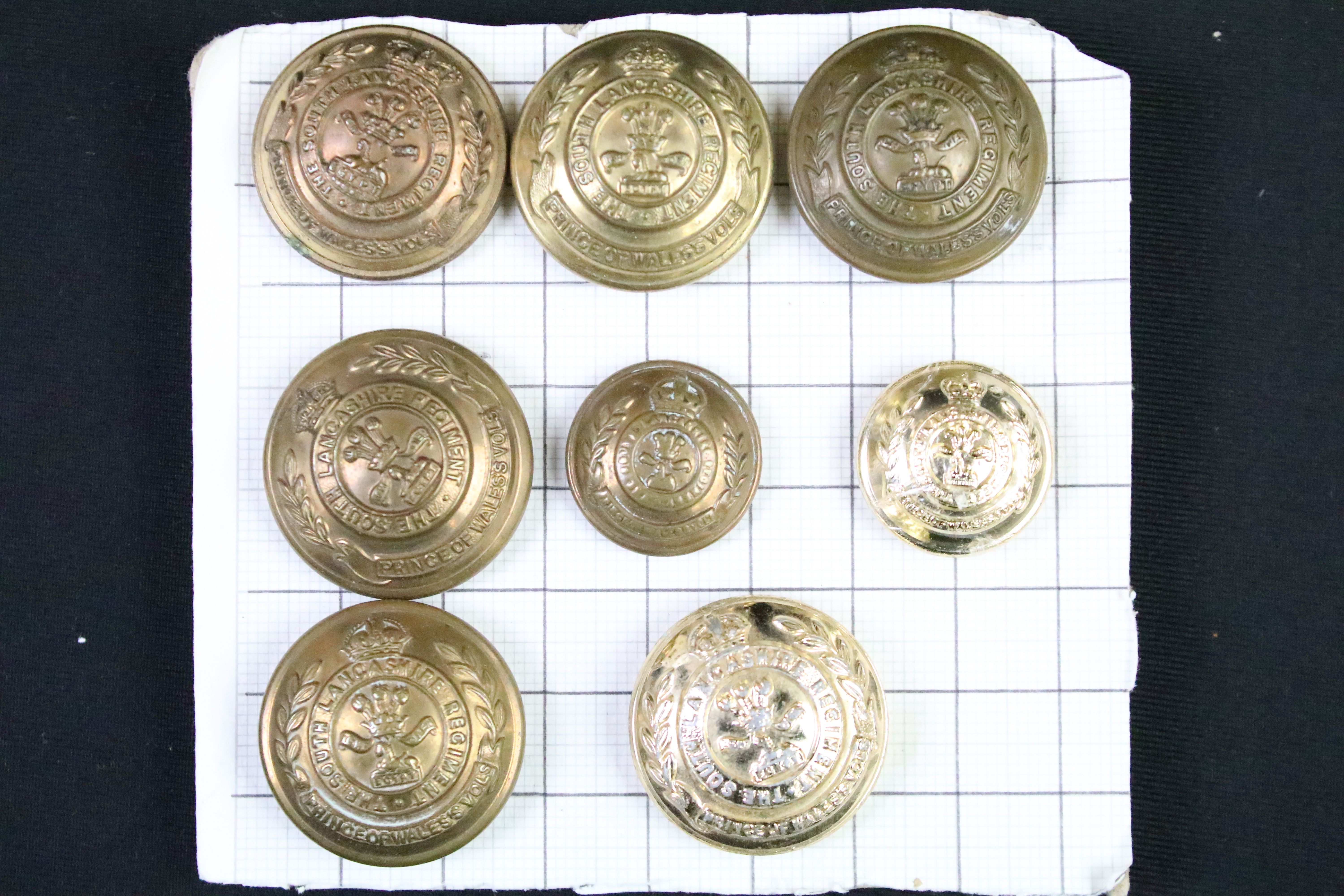 A collection of British and Commonwealth regimental buttons to include King Crown and Queens Crown - Image 6 of 14