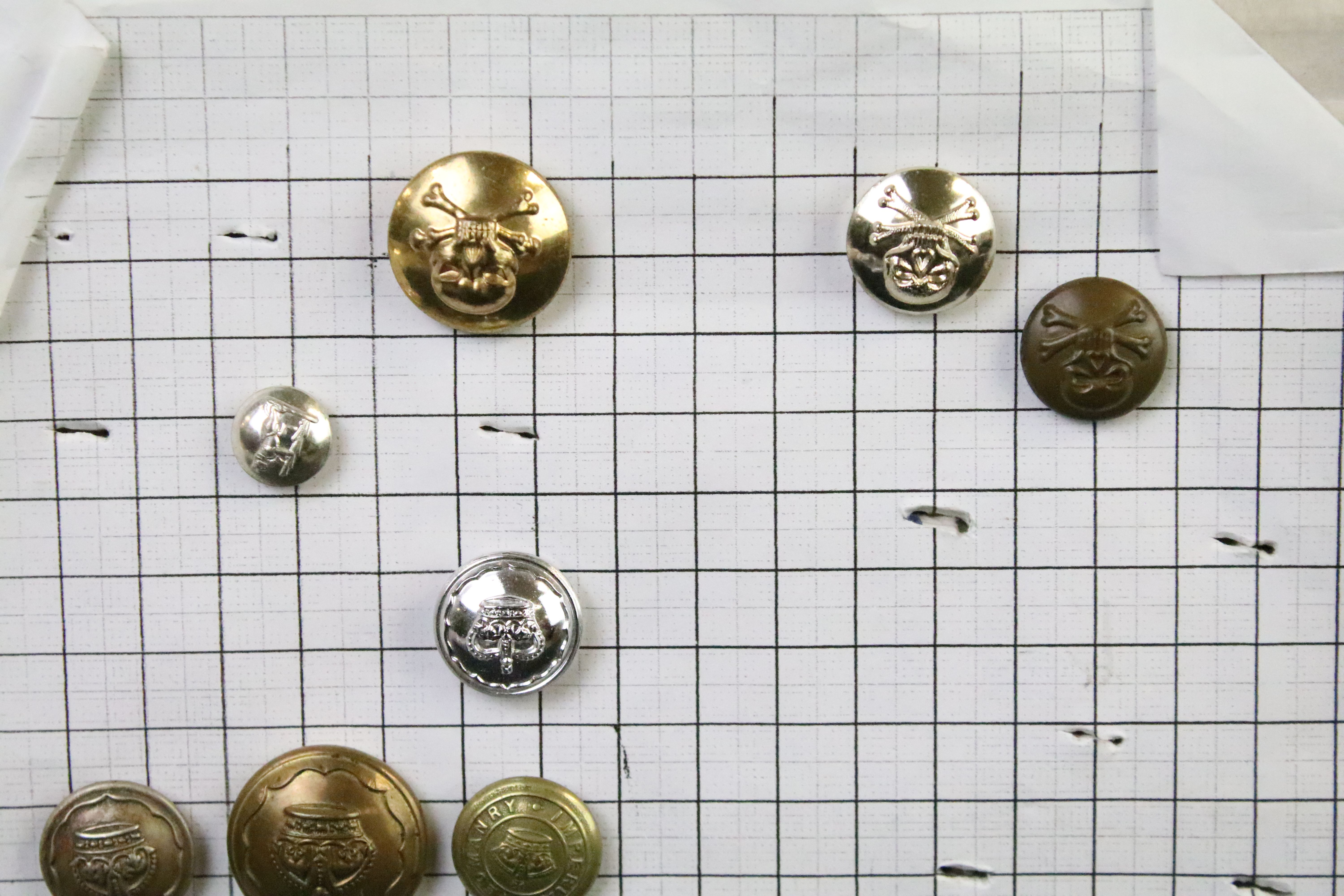 A collection of British and Commonwealth regimental buttons to include King Crown and Queens Crown - Image 10 of 14