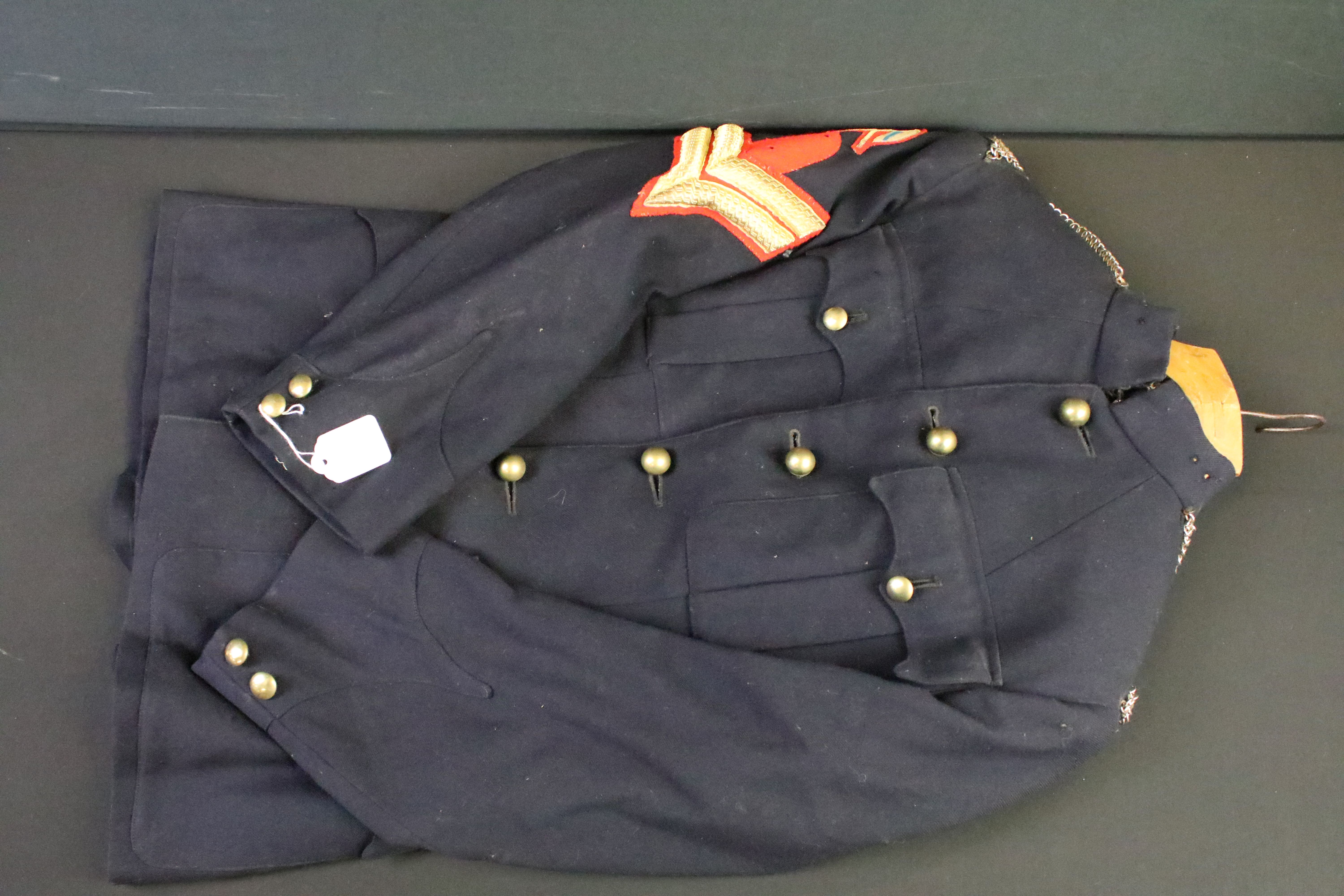 A British military World War Two era jacket with cloth badges and chainmail epaulets together with a - Bild 2 aus 8