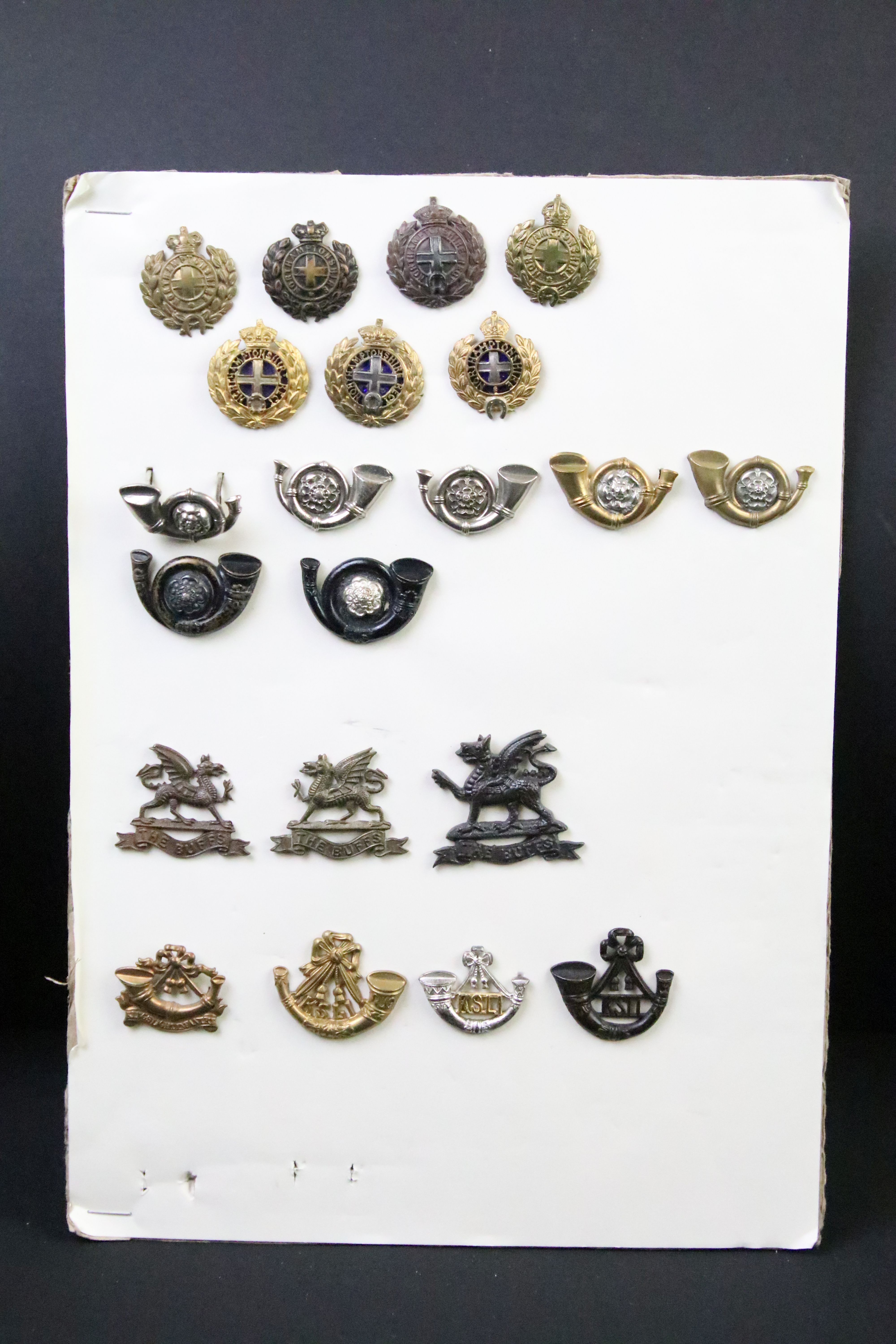 A collection of British military regimental cap and collar badges to include the King Somerset Light - Image 10 of 12