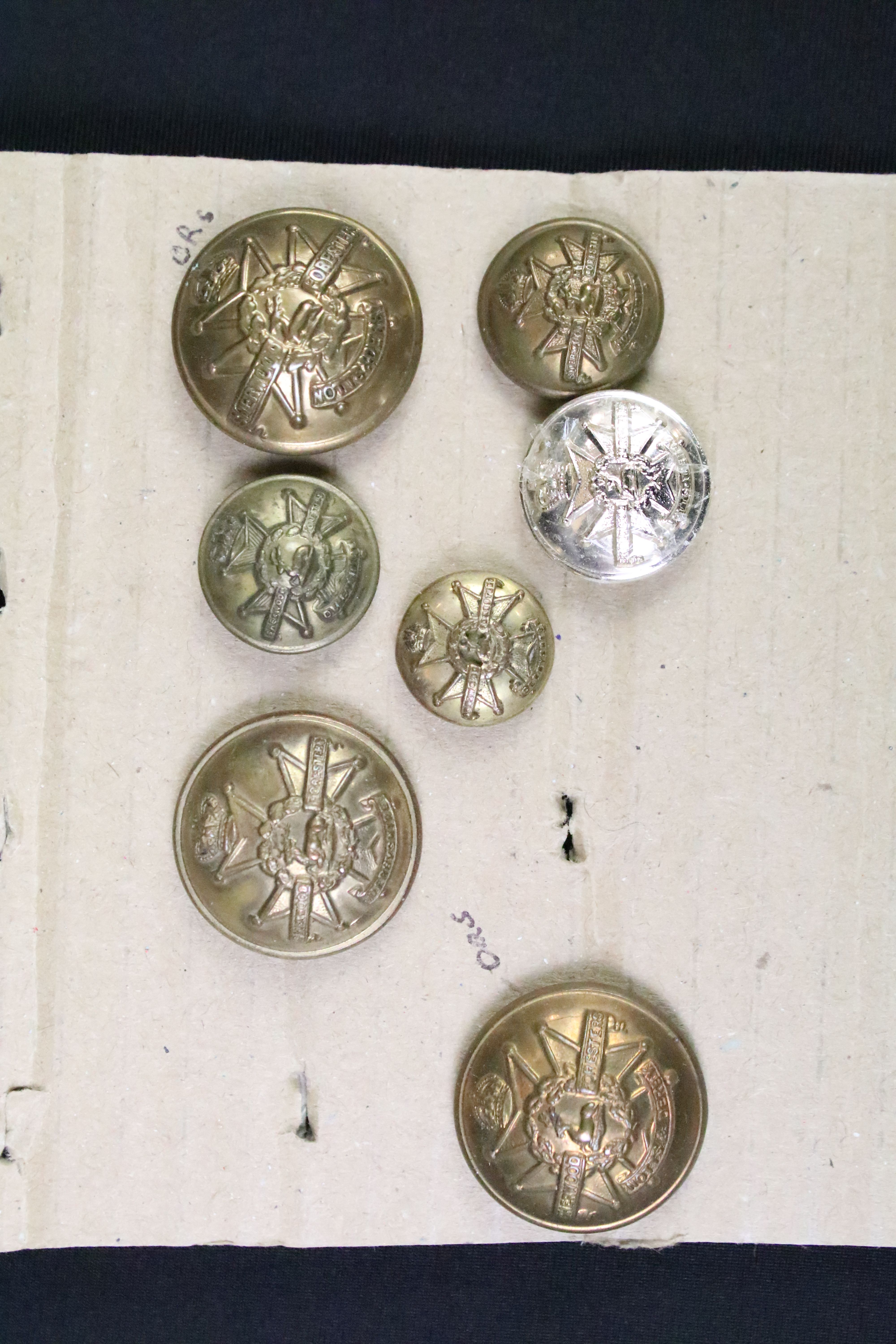 A collection of British and Commonwealth regimental buttons to include King Crown and Queens Crown - Image 14 of 14