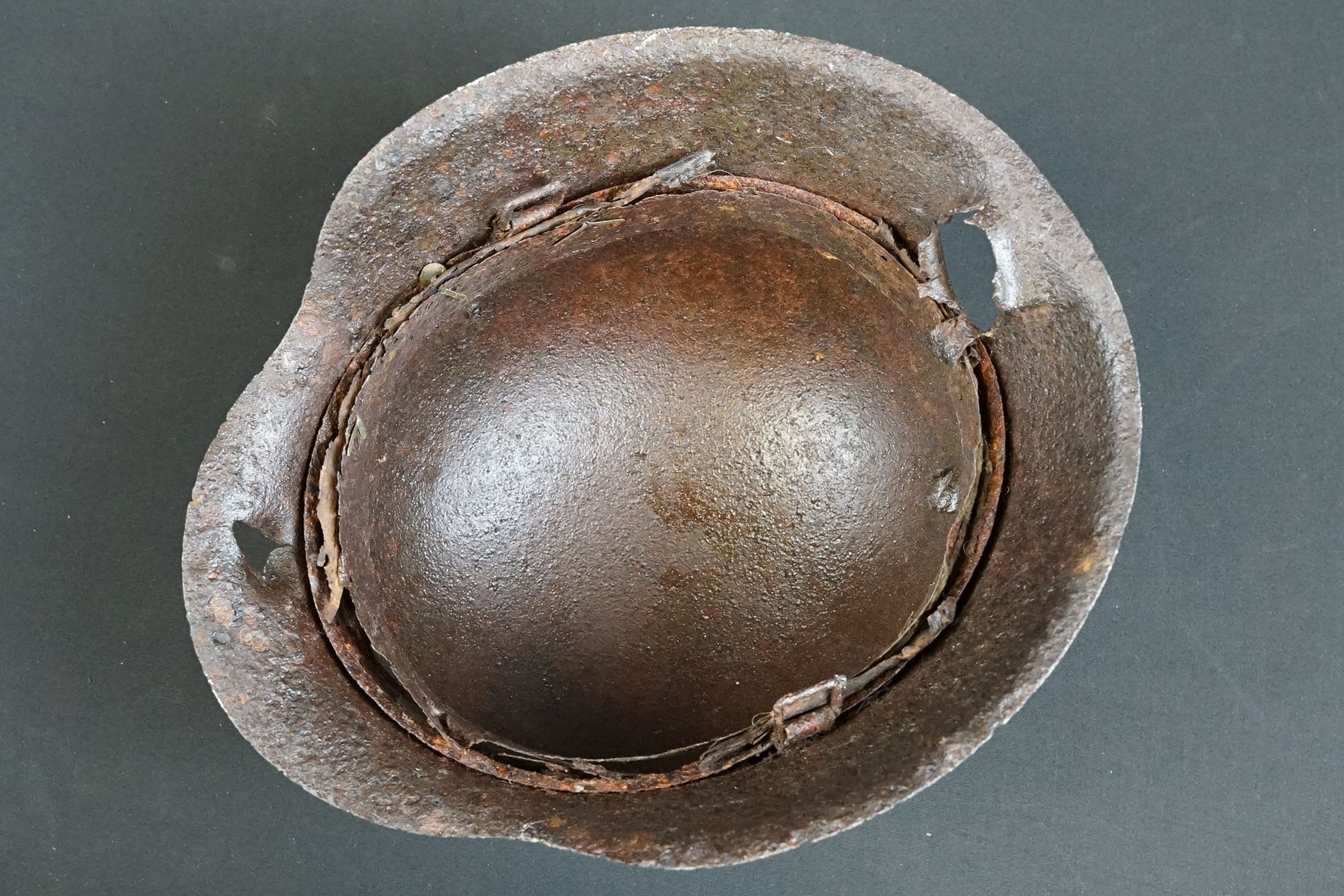 A World War One German stahlhelm steel helmet in relic condition. - Bild 5 aus 5