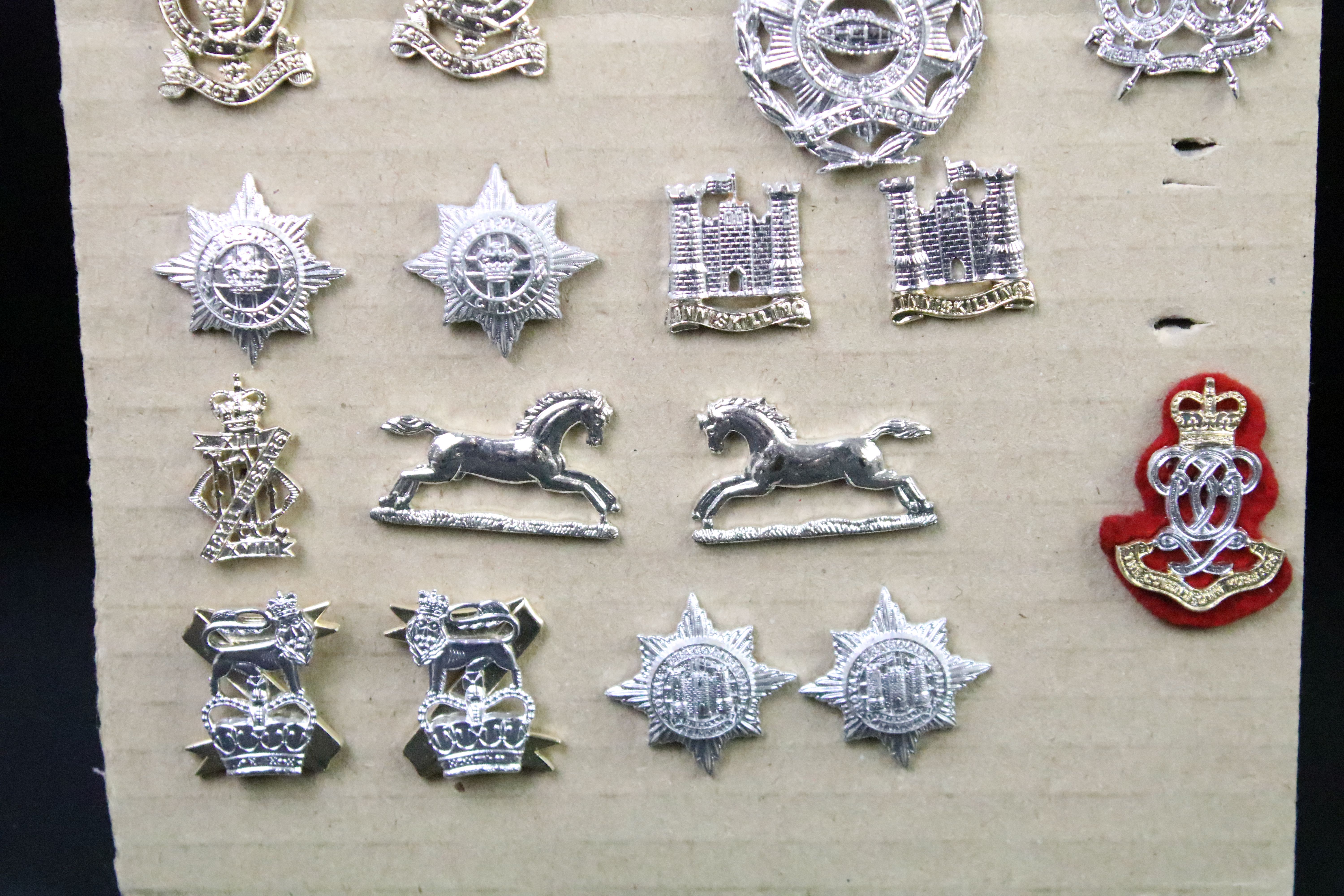 A collection of British military regimental cap and collar badges to include the Lincolnshire - Image 8 of 15