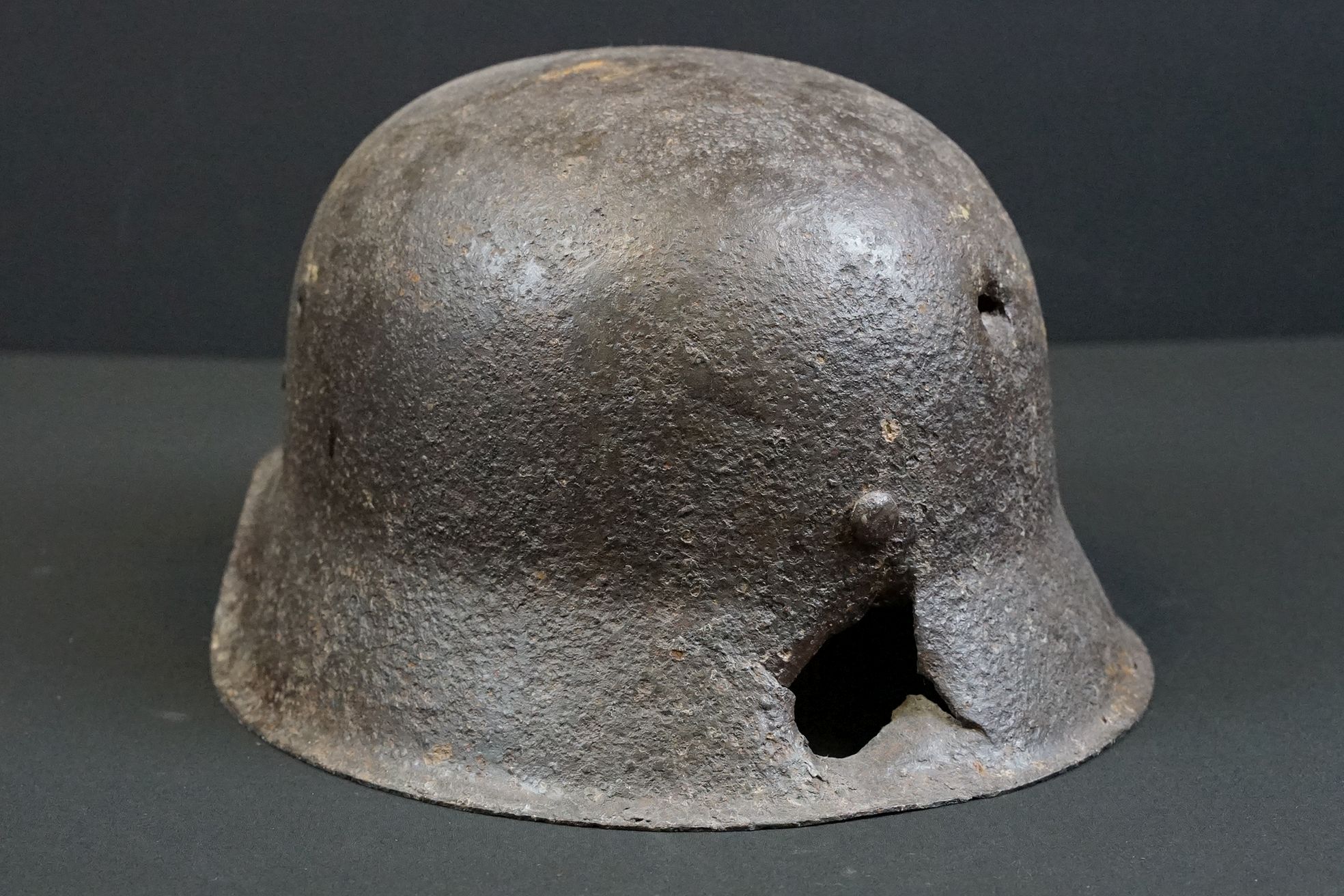 A World War One German stahlhelm steel helmet in relic condition. - Bild 2 aus 5