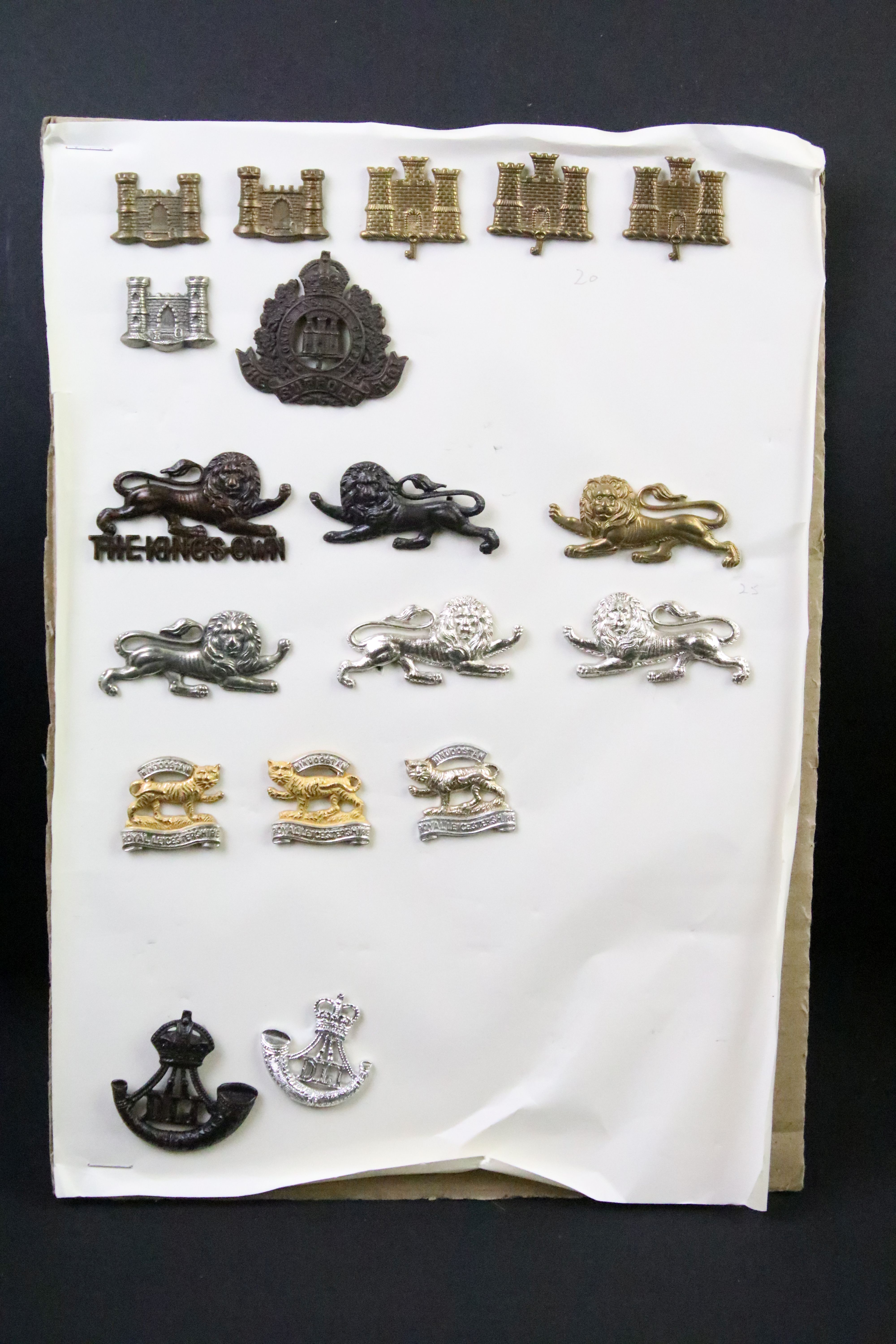 A collection of British military regimental cap and collar badges to include the Lincolnshire - Image 9 of 15