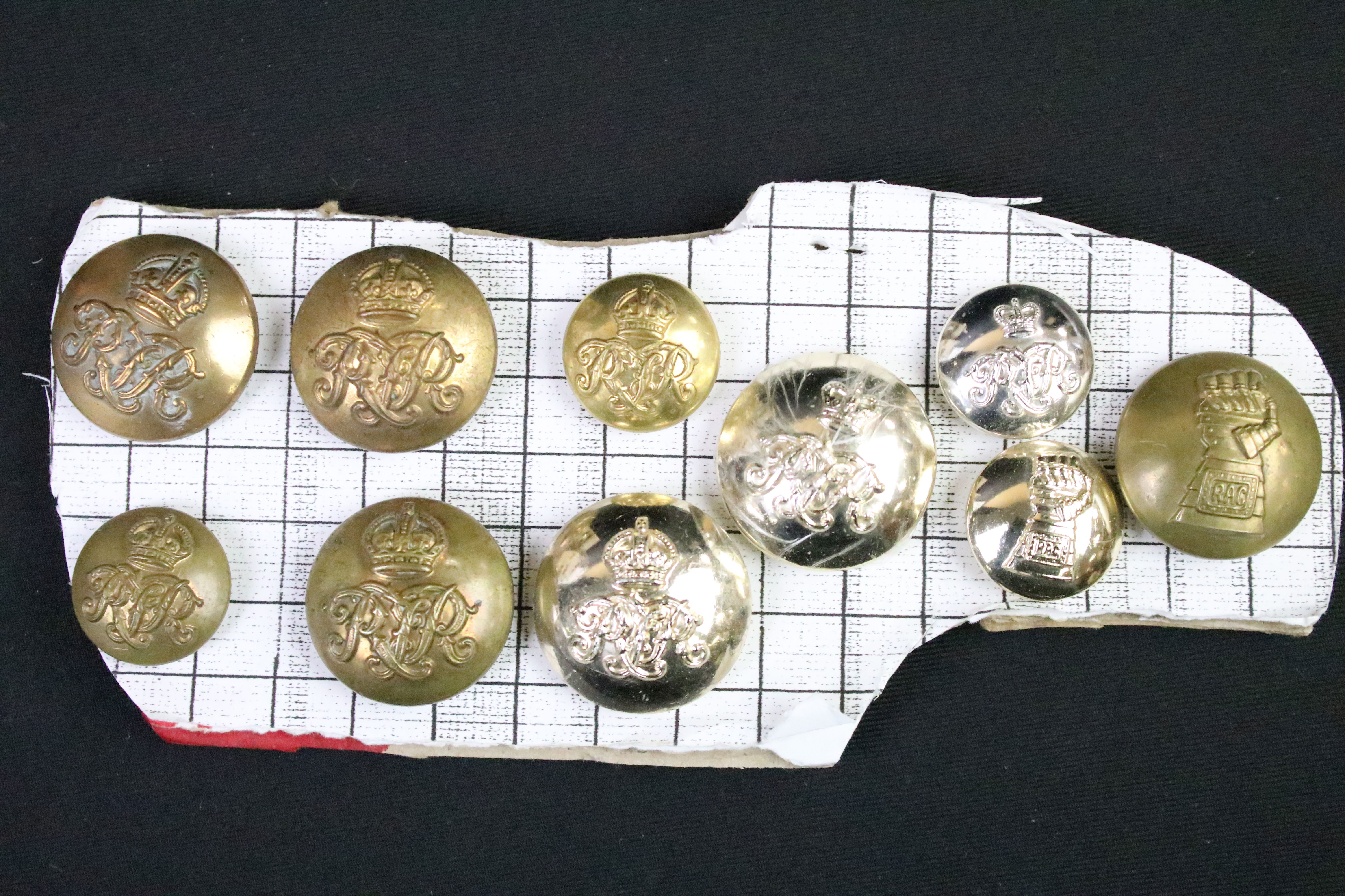 A collection of British and Commonwealth regimental buttons to include King Crown and Queens Crown - Image 8 of 14