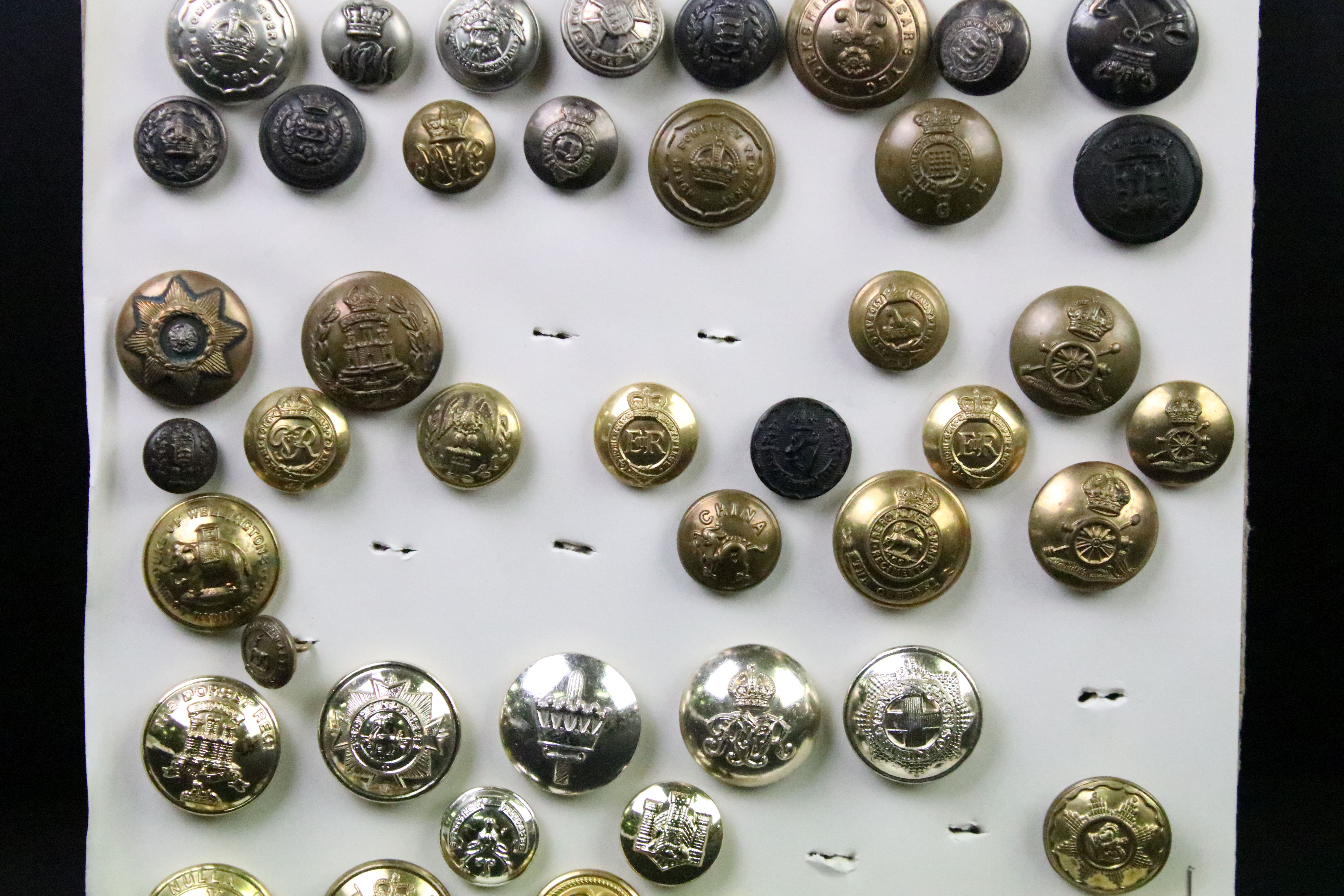 A collection of British Military Kings & Queens crown regimental buttons to include The Army - Image 14 of 15