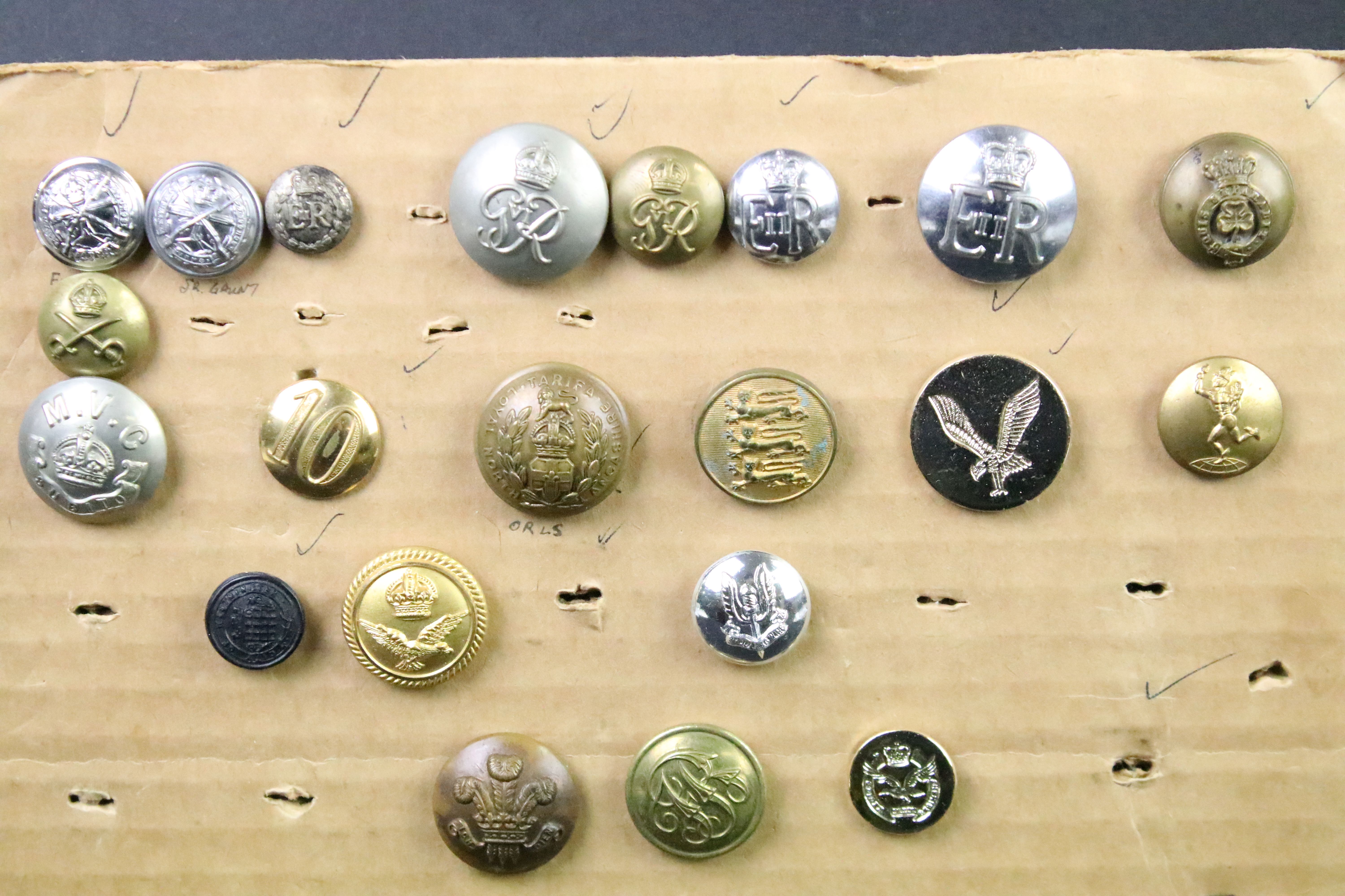 A collection of British Military Kings & Queens crown regimental buttons to include The Army - Image 7 of 15