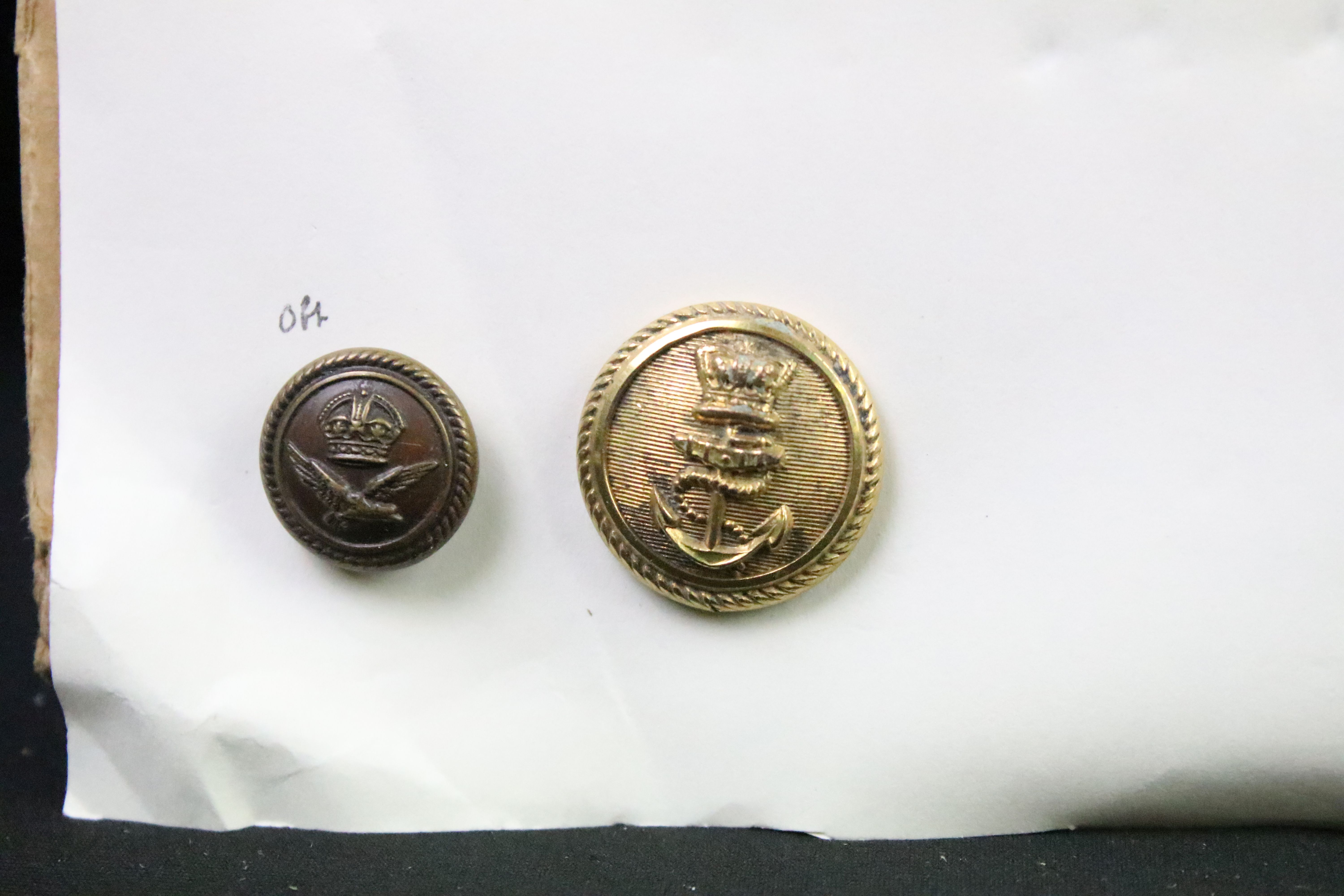 A collection of British Military Kings & Queens crown regimental buttons to include The Army - Image 5 of 15