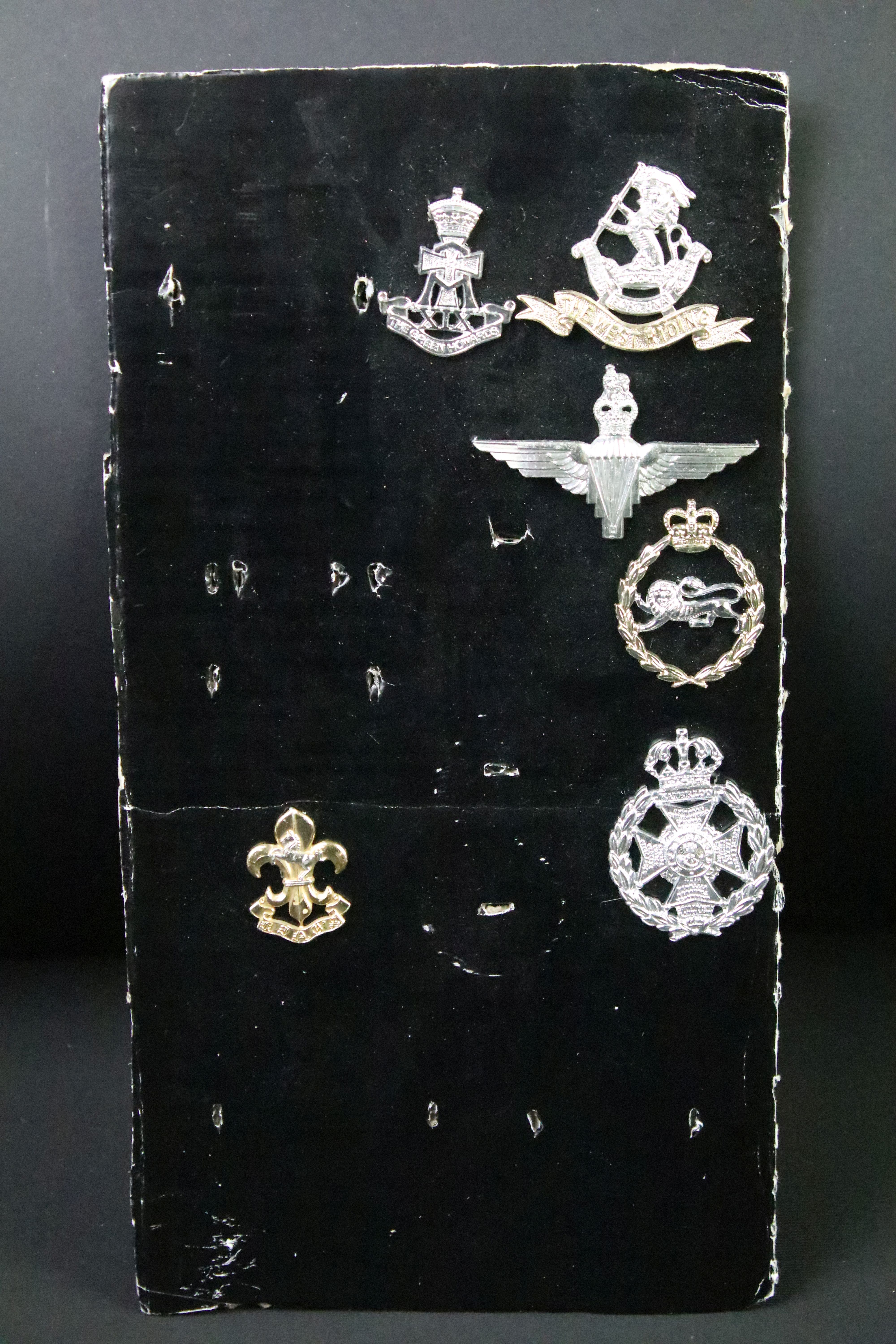 A collection of British military regimental cap and collar badges to include the Lincolnshire - Image 13 of 15