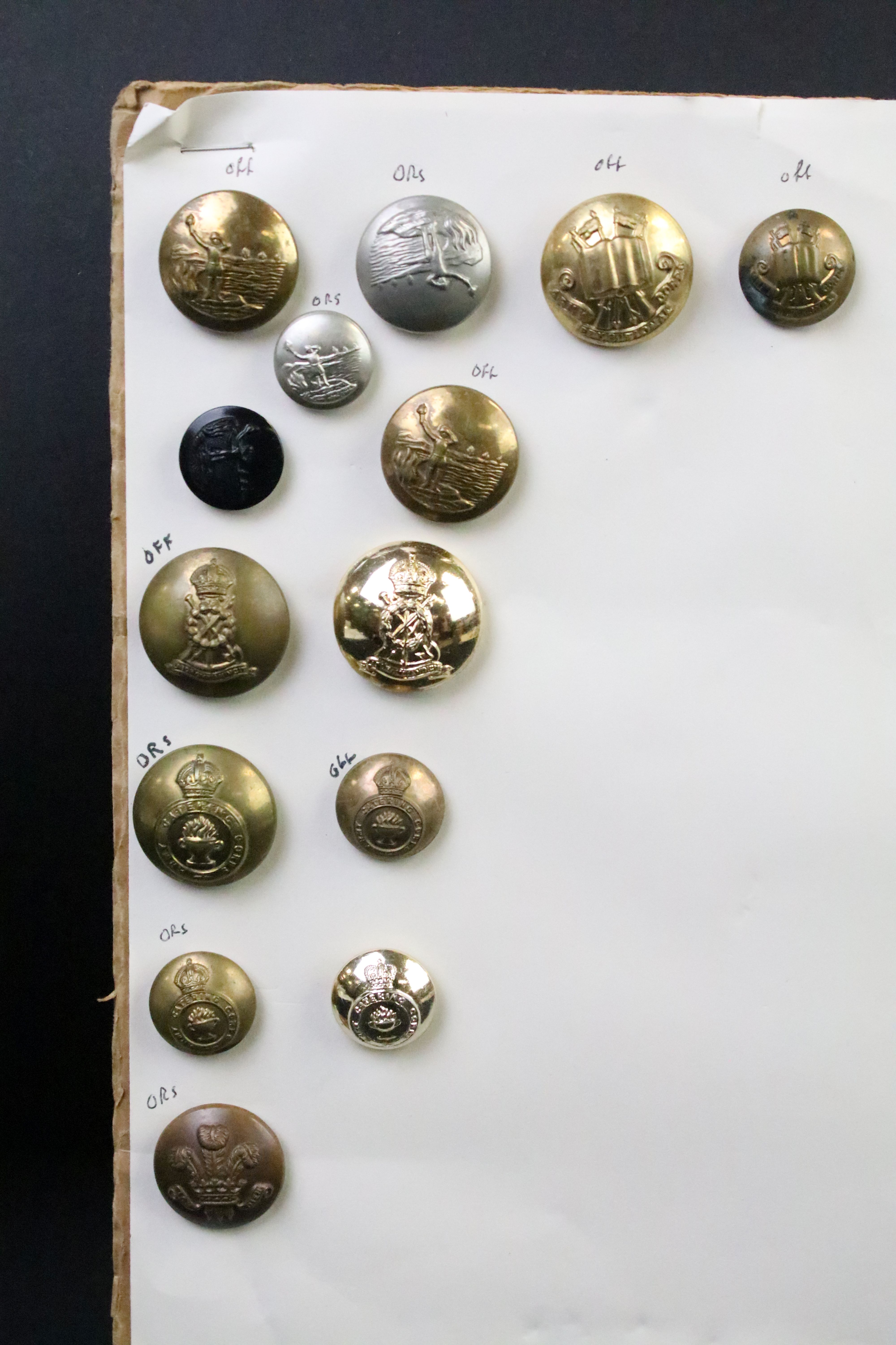 A collection of British Military Kings & Queens crown regimental buttons to include The Army - Image 3 of 15