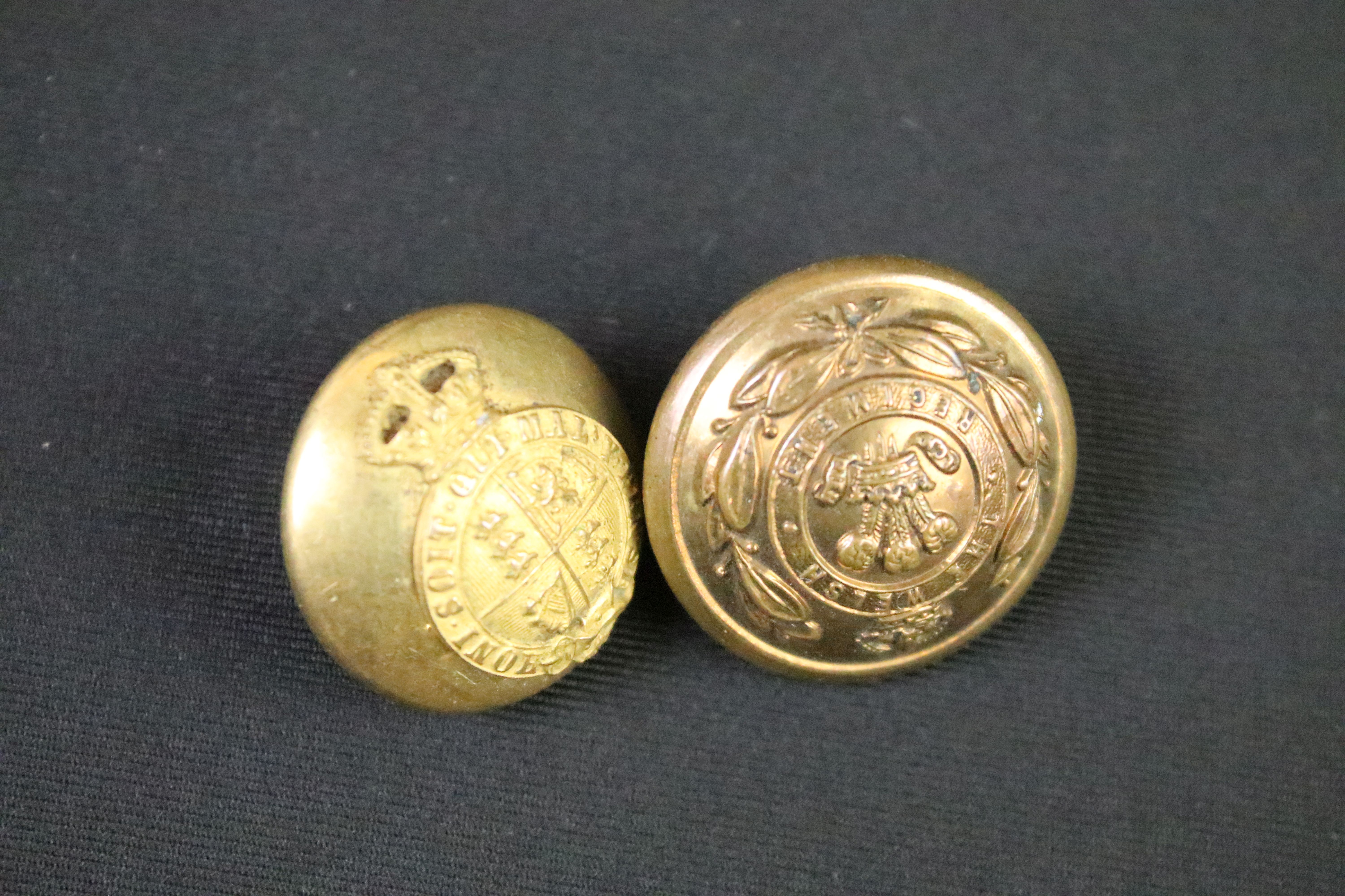 A collection of British and Commonwealth regimental buttons to include King Crown and Queens Crown - Image 2 of 14