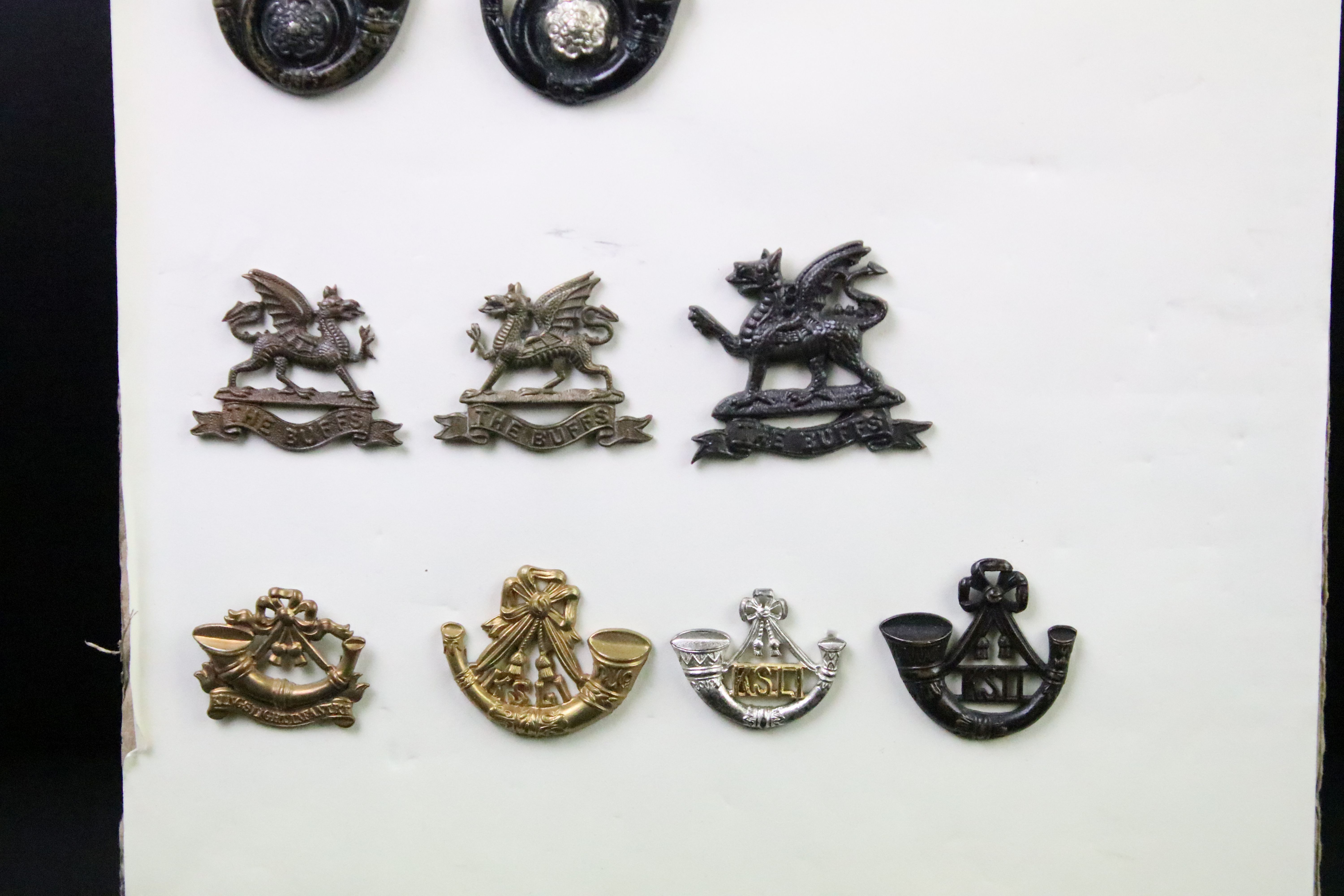 A collection of British military regimental cap and collar badges to include the King Somerset Light - Image 12 of 12