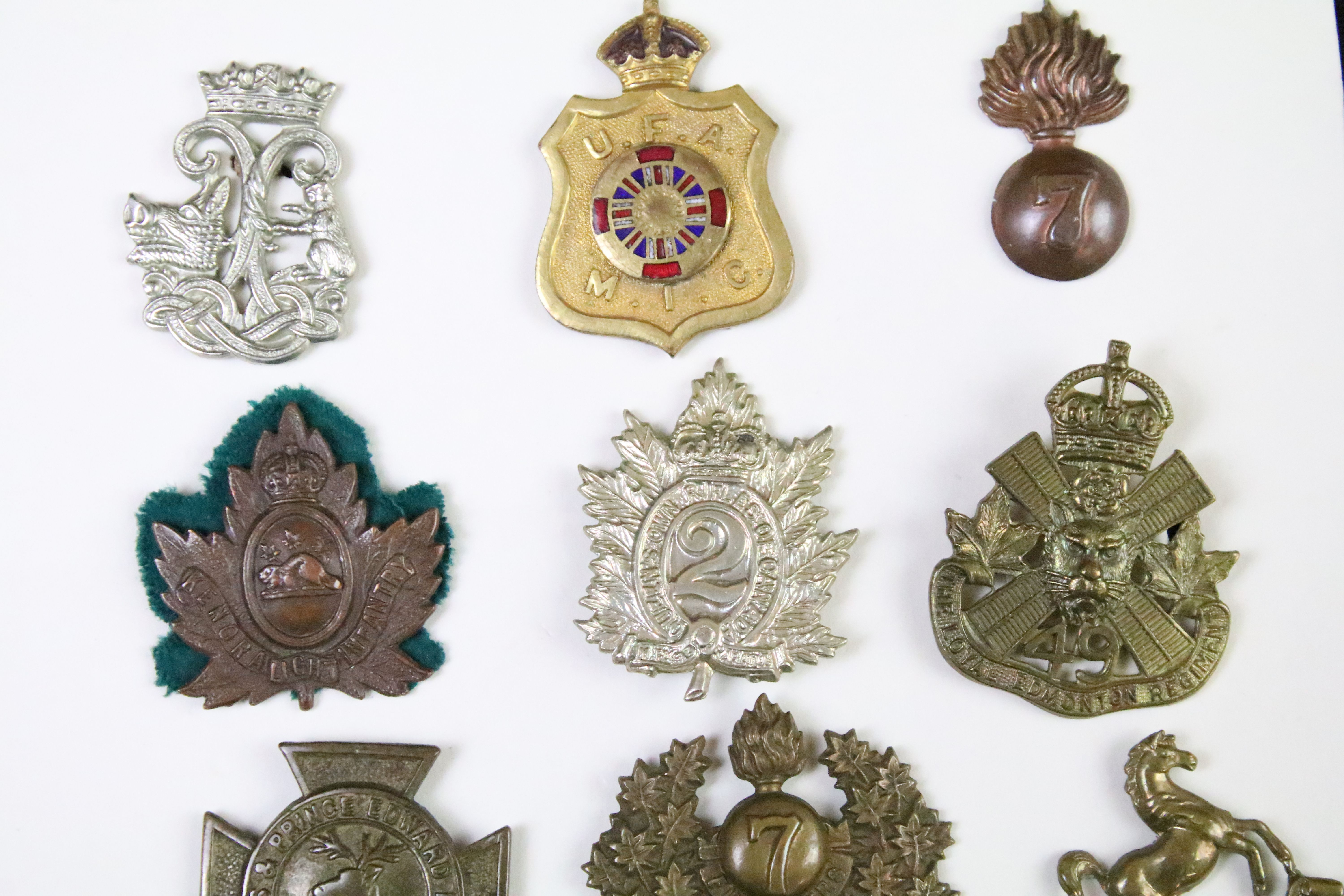 A collection of Canadian military collar badges to include World War Two King Crown issues, brass, - Image 4 of 8