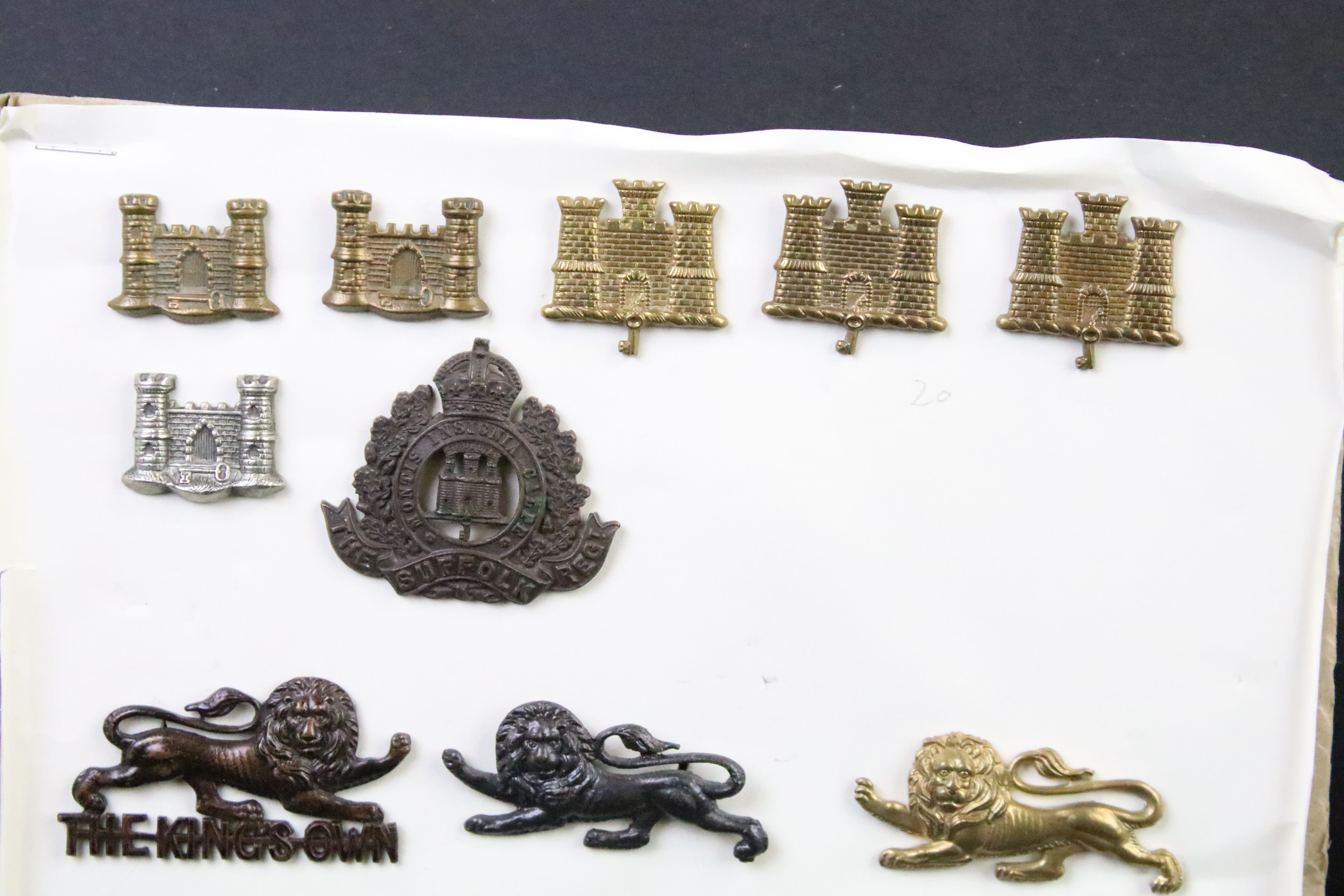 A collection of British military regimental cap and collar badges to include the Lincolnshire - Image 10 of 15