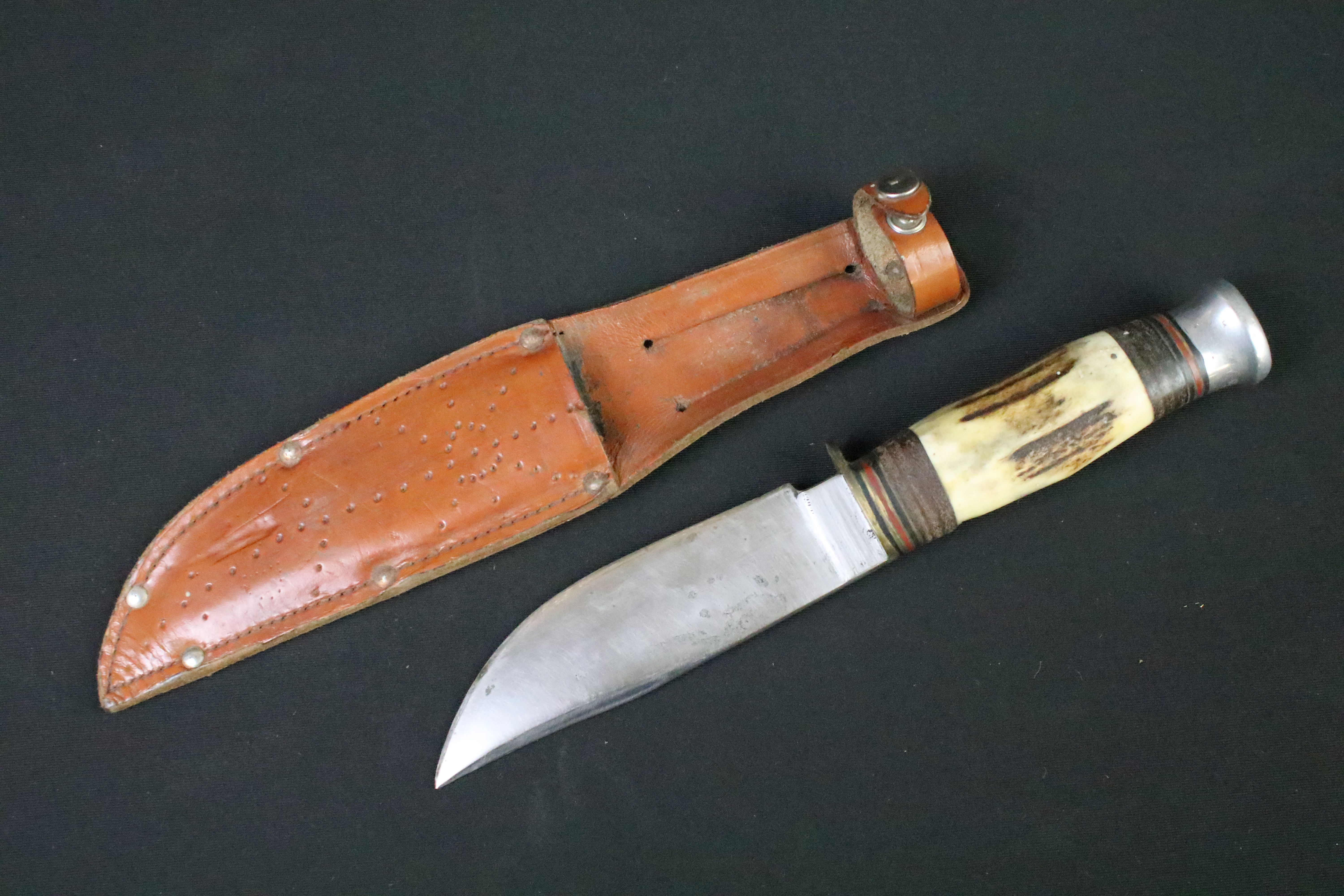 A collection of six vintage sheath knives to include a Milbro examples together with a small group - Image 5 of 12