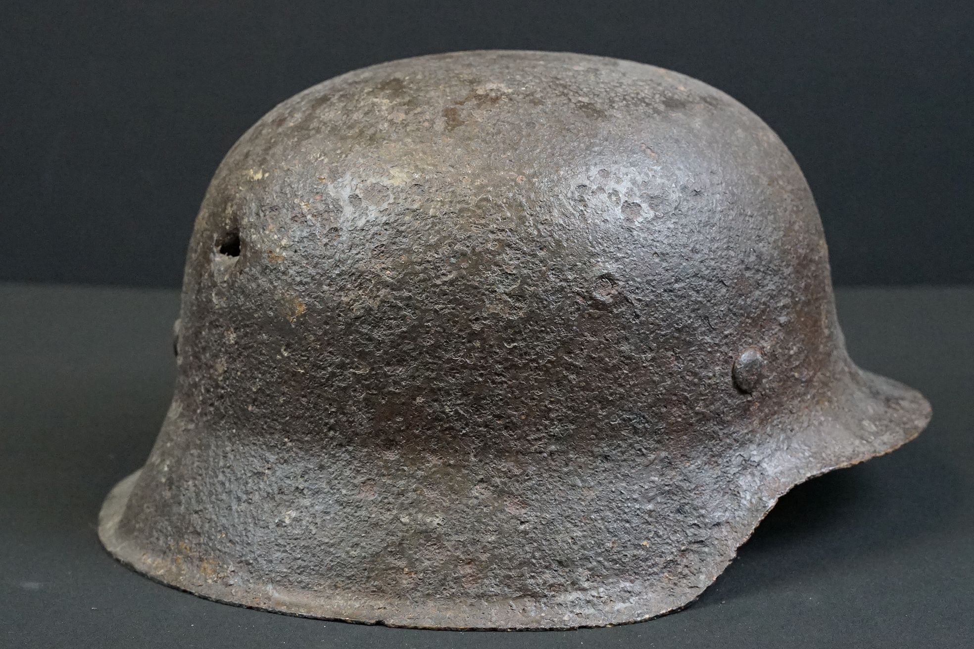 A World War One German stahlhelm steel helmet in relic condition. - Bild 3 aus 5